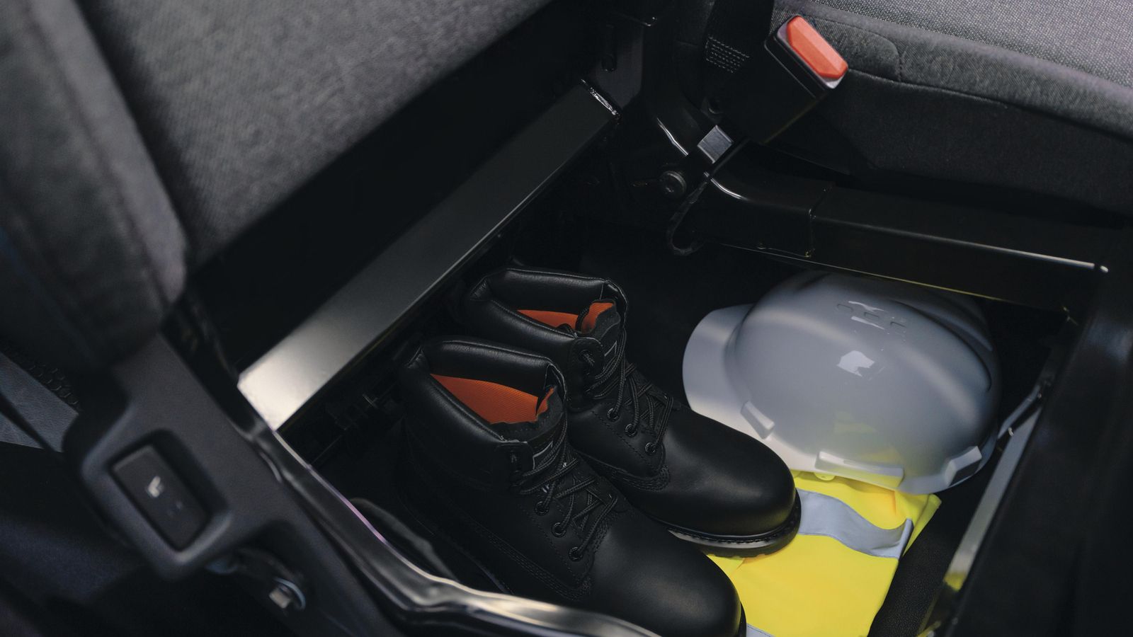 Los espacios de almacenamiento repartidos por el habitáculo han aumentado y ofrecen, en su totalidad, casi tanto volumen como el de maleteros de coches urbanos.