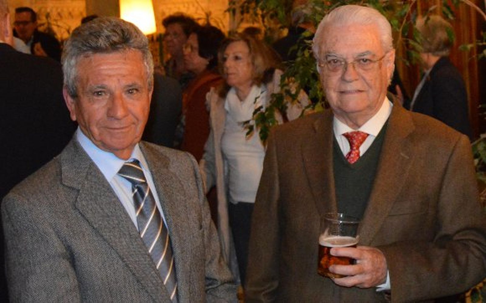 Enrique Huguet con Daniel Ruiz, tras finalizar el acto.

Foto: Ignacio Casas de Ciria