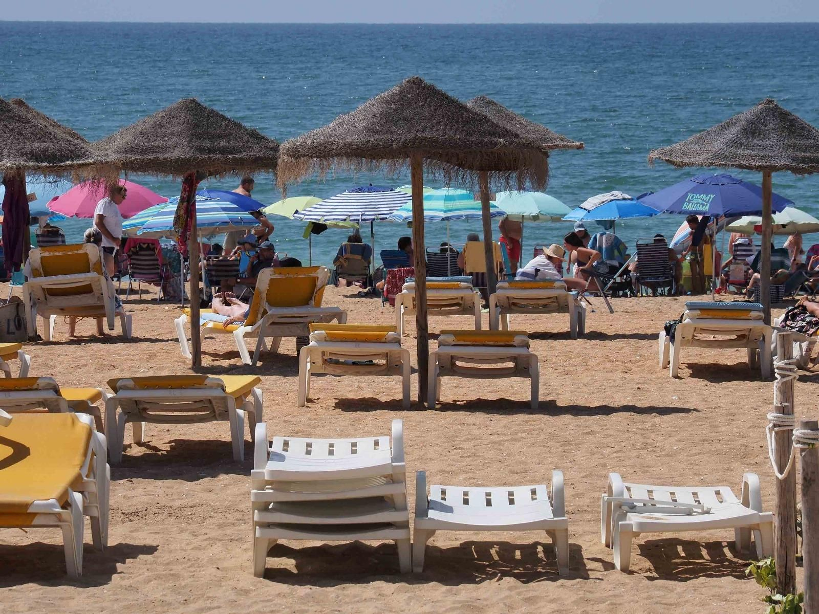 Ambiente de la playa de La Antilla a rebosar en un caluroso día
