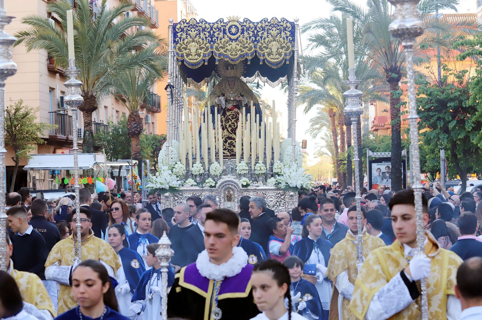 La Virgen de los Dolores por las calles de Huelva.