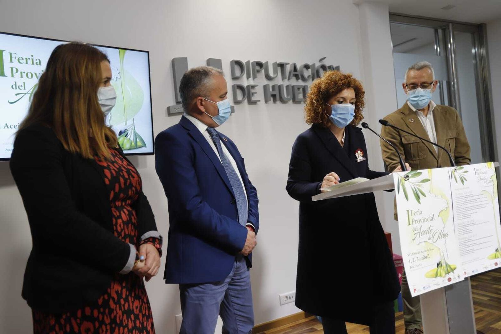 La presidenta de la Diputación en la presentación de la I Feria Provincial del Aceite de Oliva de Beas junto al alcalde del municipio.