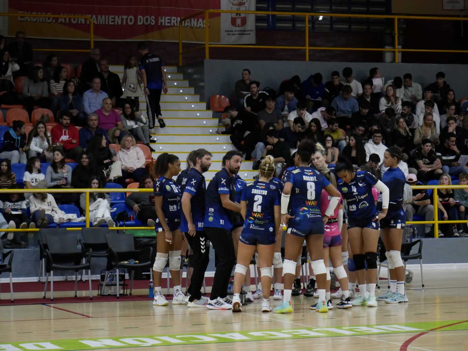 Ricardo Torronteras da indicaciones a las suyas durante un tiempo muerto.