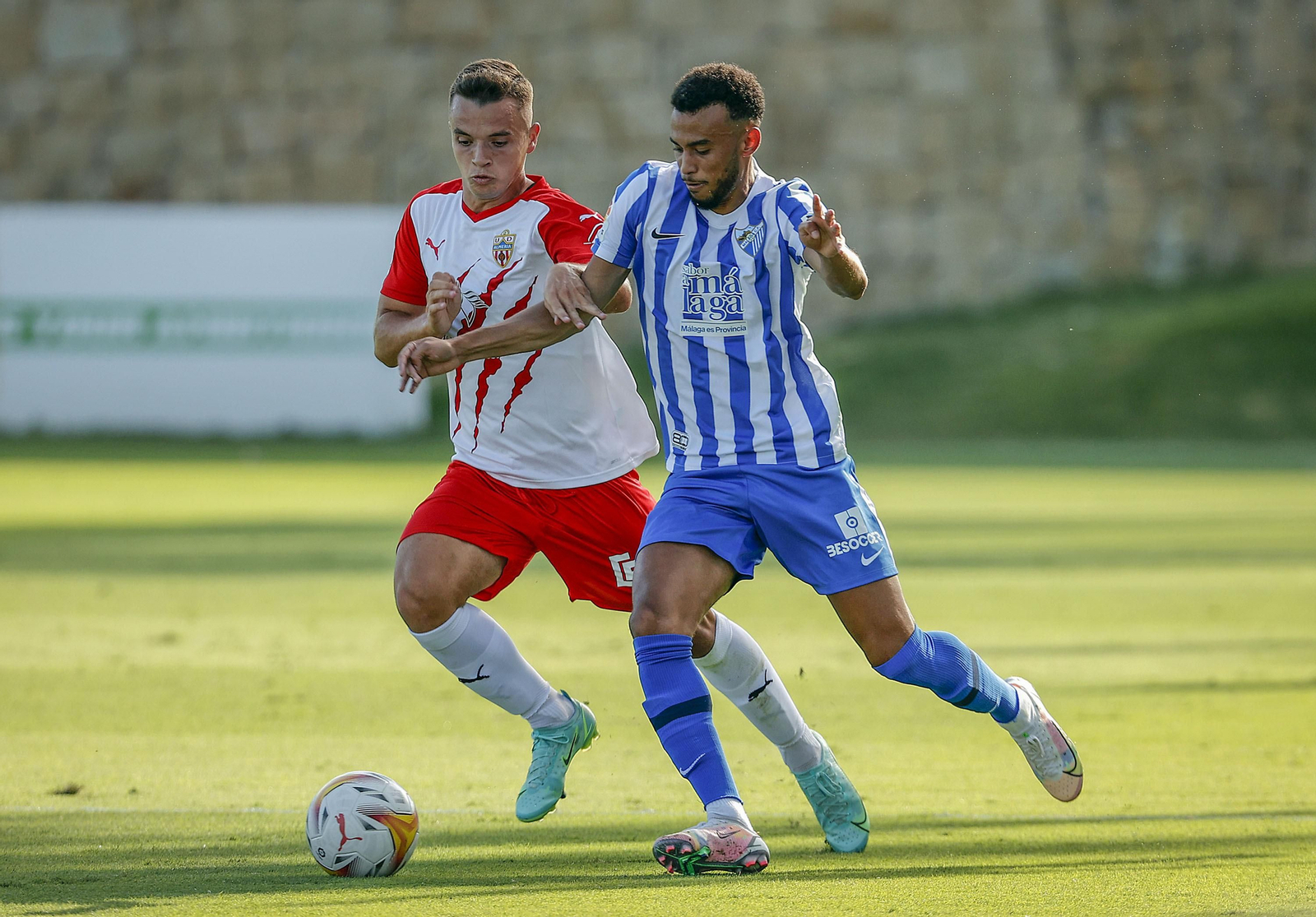 Hicham desborda a un jugador del Almería. Hicham desborda a un jugador del Almería.