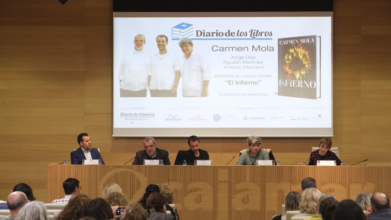 Iván Gómez y María del Mar Ruiz con Carmen Mola.