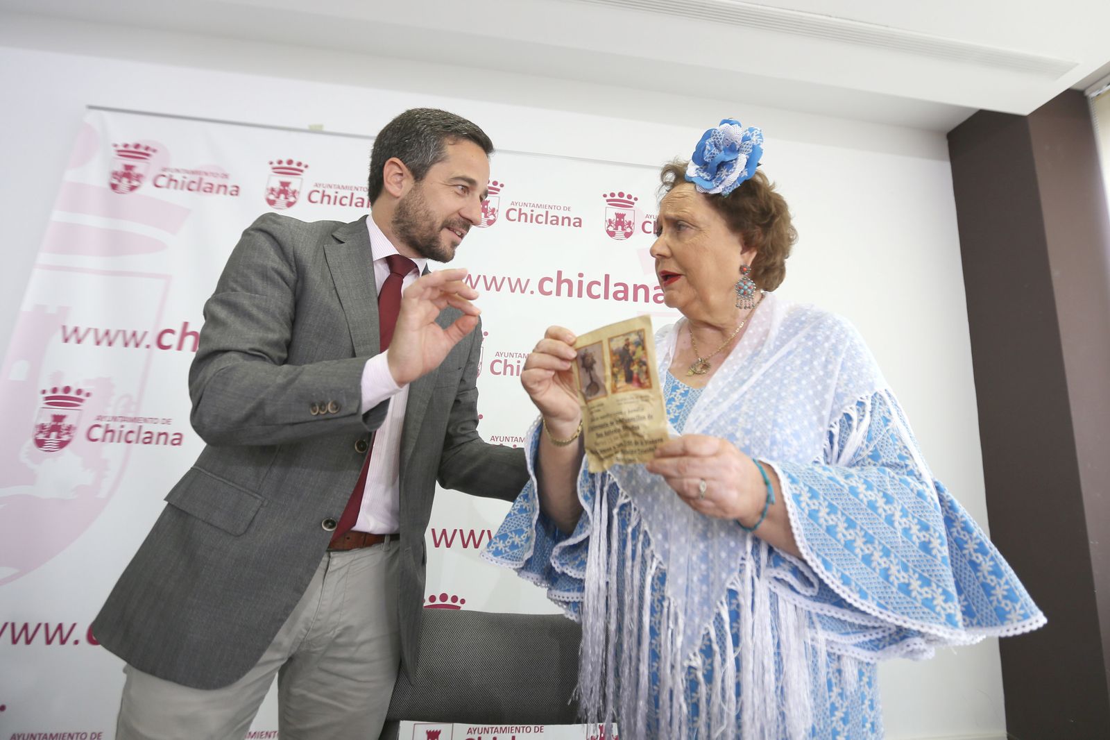 Manolita Fernández, con una de las piezas de pan en un envoltorio con simbología del santo, junto al edil de Fiestas.