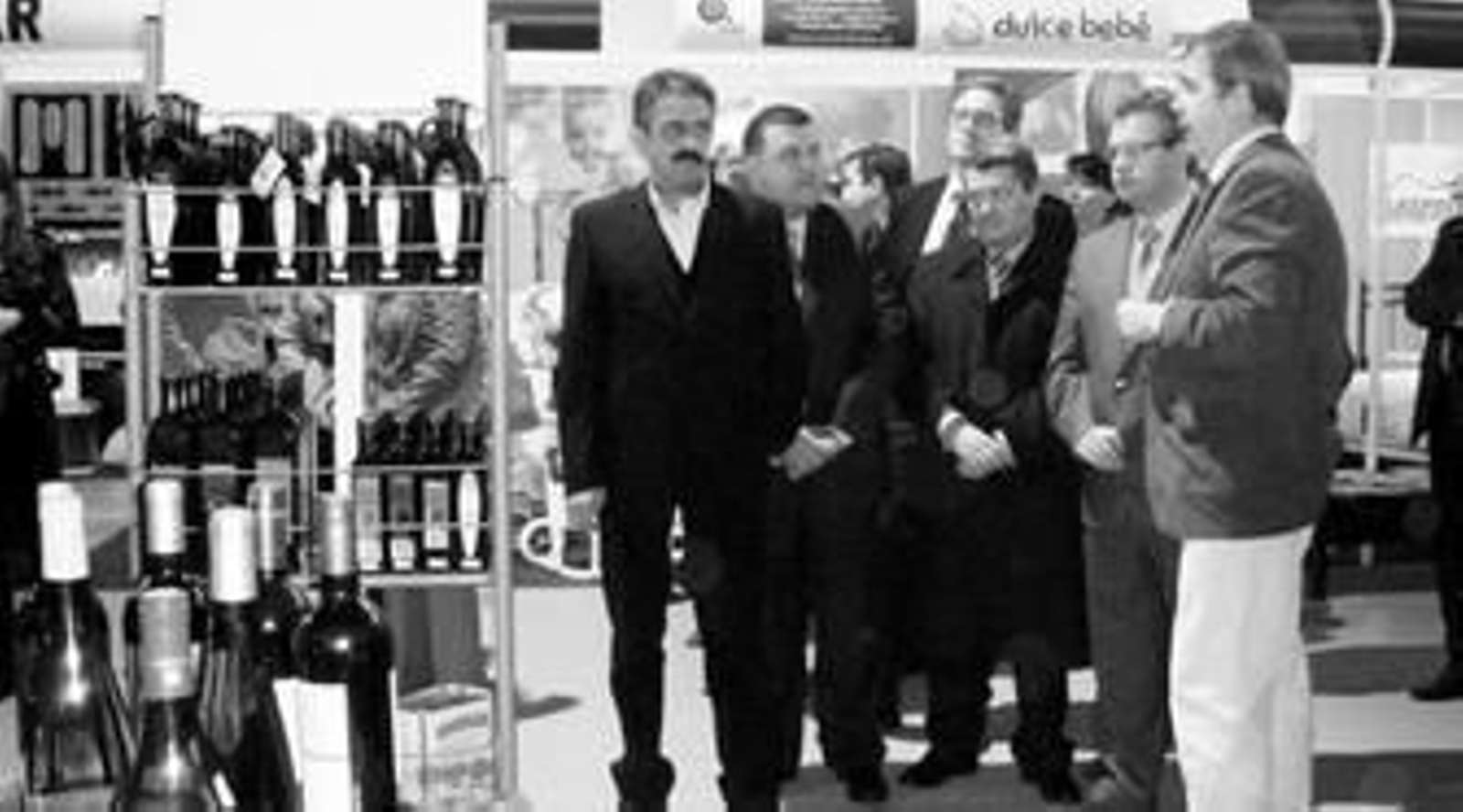 Las autoridades durante su recorrido por alguno de los expositores de la feria de muestras Expogenil.