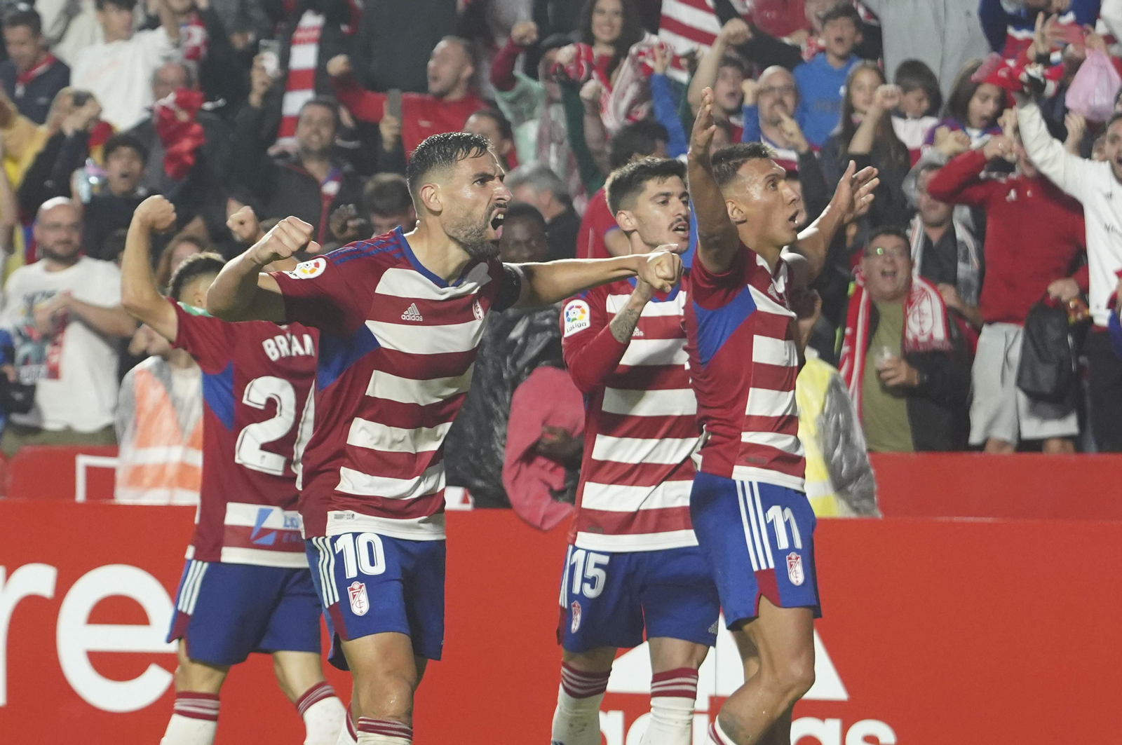 Los jugadores rojiblancos celebran el tanto de Uzuni.