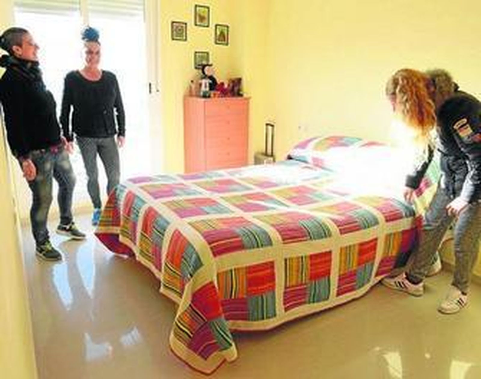 Los okupas de la avenida de Portugal, en la habitación de uno de los pisos.