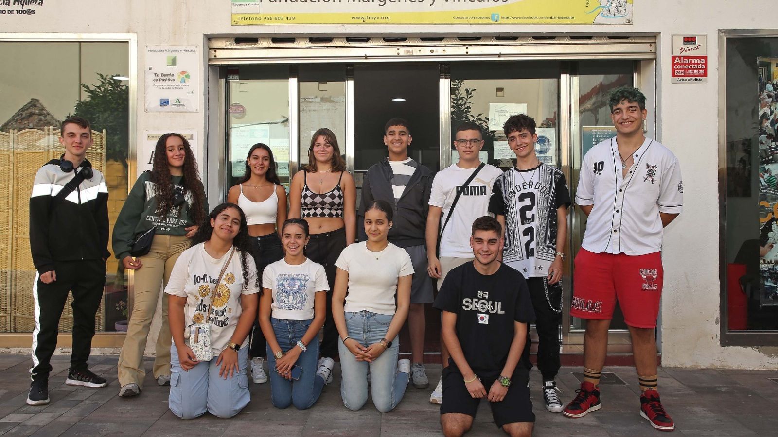 El grupo de participantes en Salto del Eje, ante la sede de Márgenes y Vínculos en Algeciras.