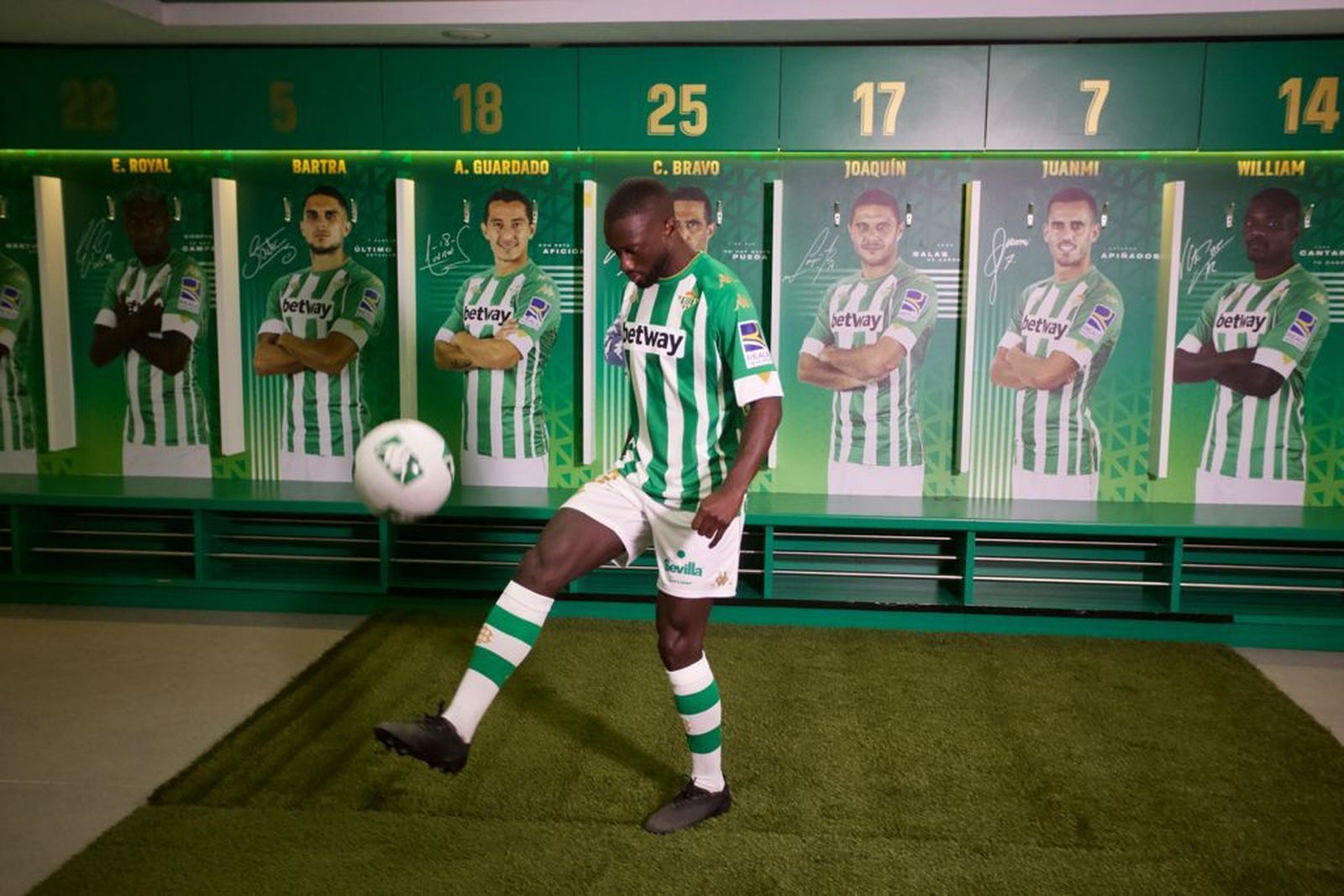 Sabaly posa tras su presentación co el Betis.