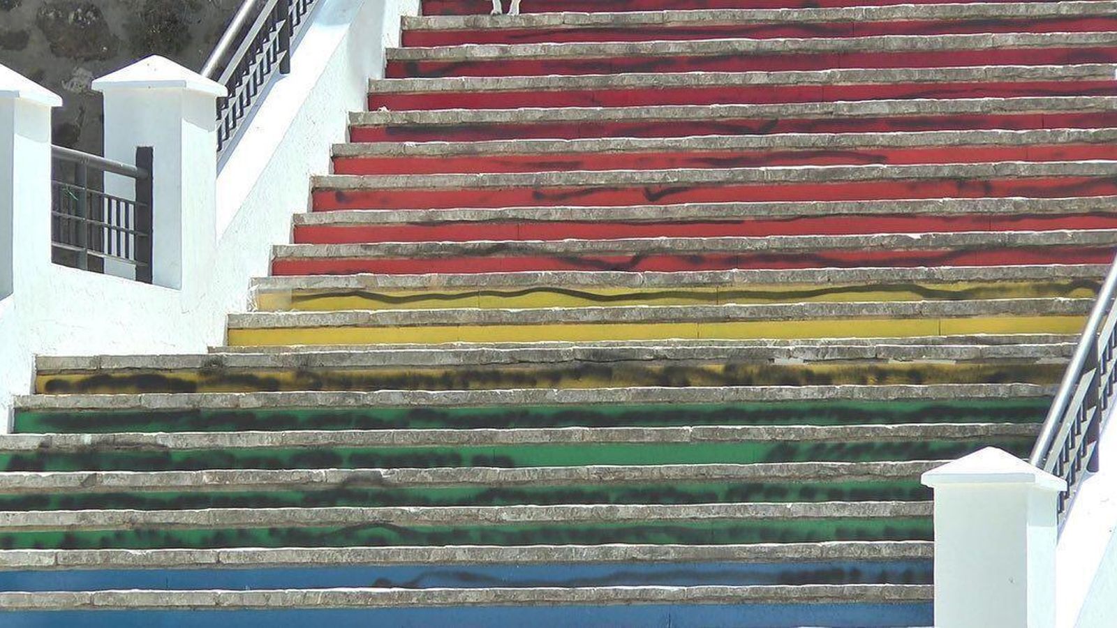 Escalera de Cardenal Cisneros, en Tarifa, con los colores de la bandera LGTBI.