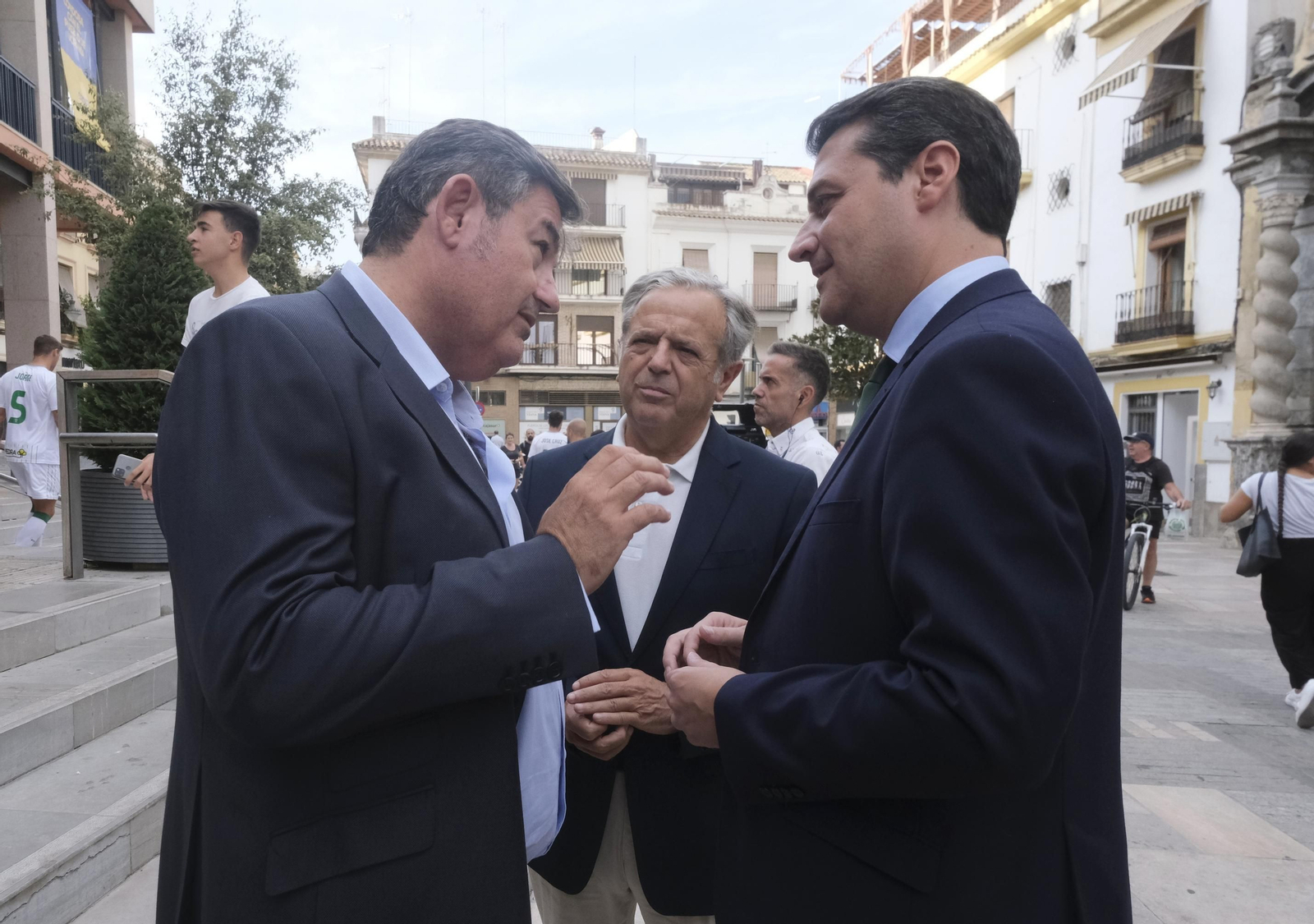 José María Bellido dialoga con González Calvo en presencia de Salvador Fuentes.