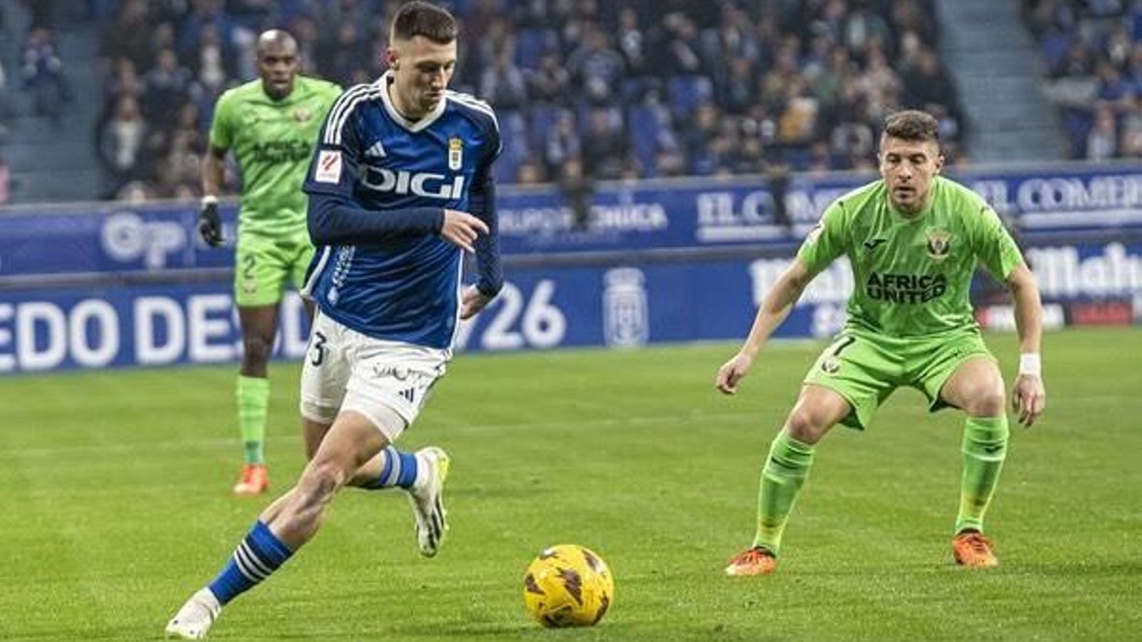 Abel Bretones controla el balón durante un partido con el Oviedo Abel Bretones controla el balón durante un partido con el Oviedo