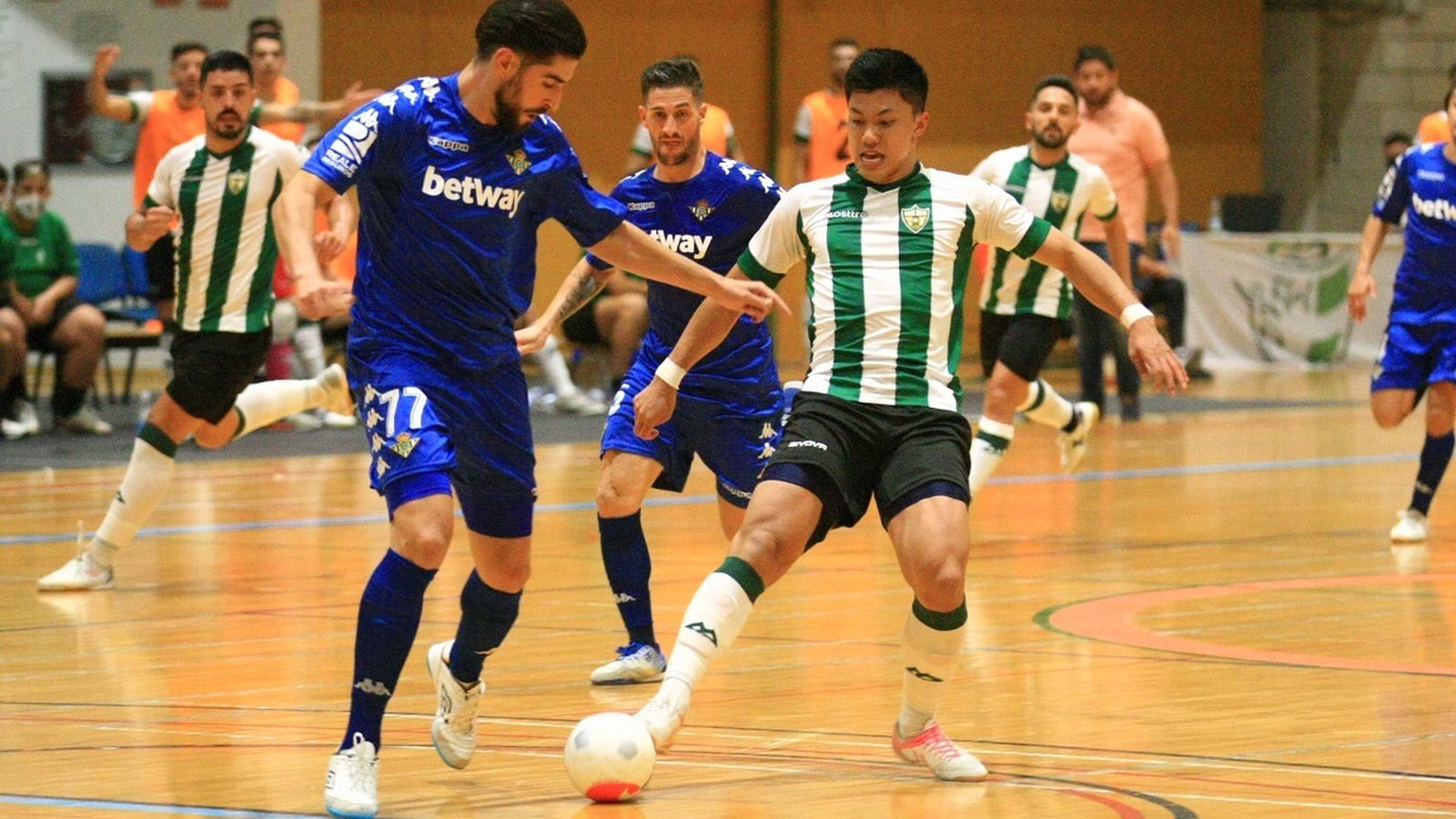 Shimizu intenta llevarse un balón ante Emi Buendía.
