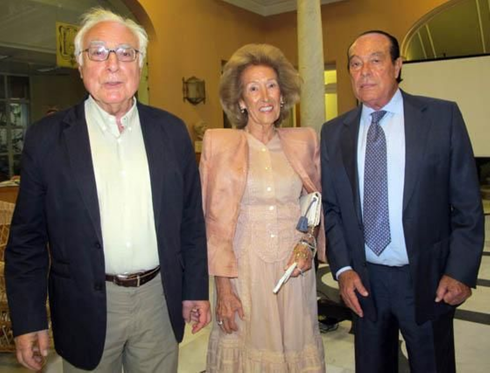 El escritor Aquilino Duque; Reyes Guardiola, hermana de la homenajeada, y el torero Curro Romero, colaborador asiduo de Andex.

Foto: Victoria Ramírez