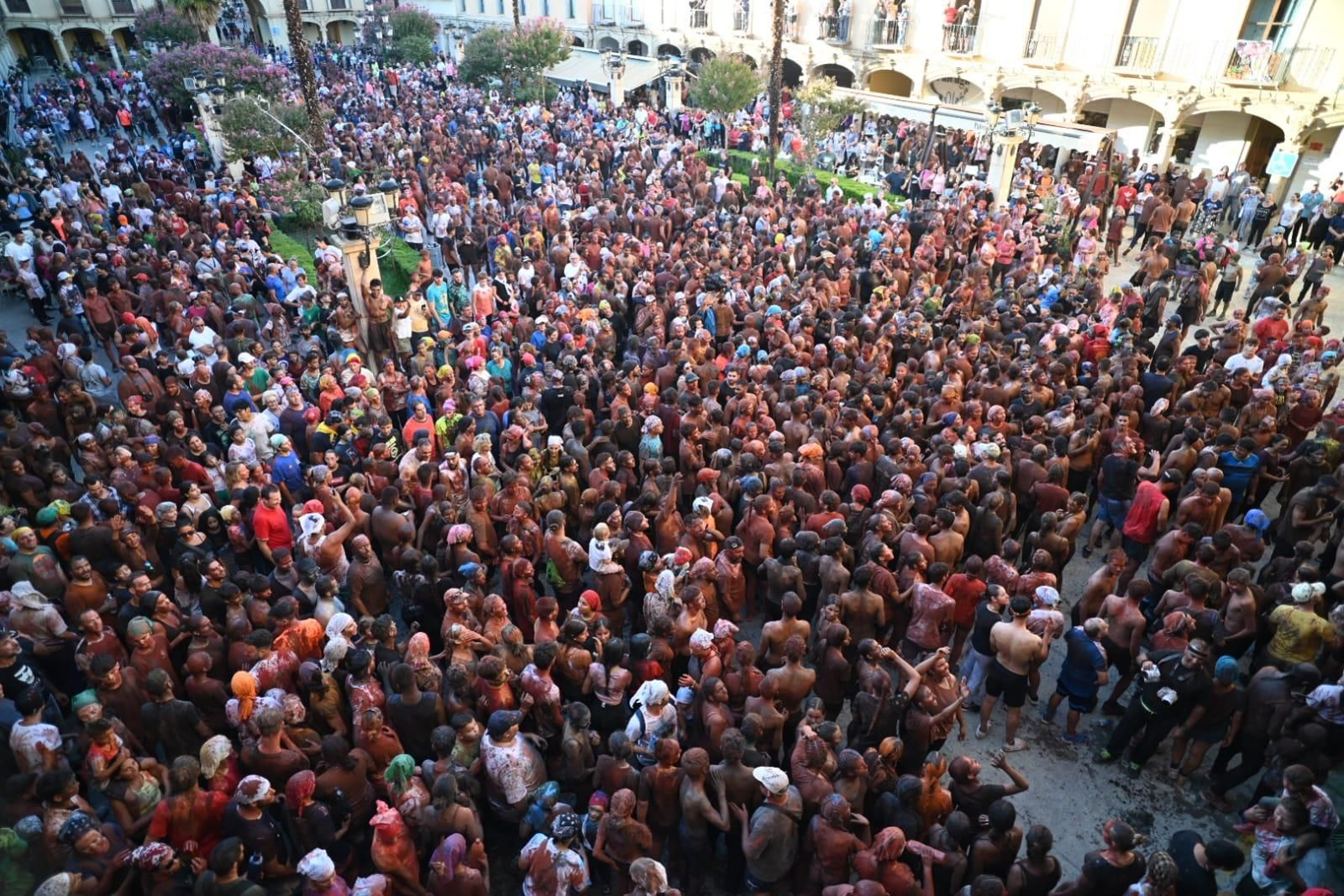 La Plaza Mayor de Guadix abarrotada ante la llegada del Cascamorras 2024.