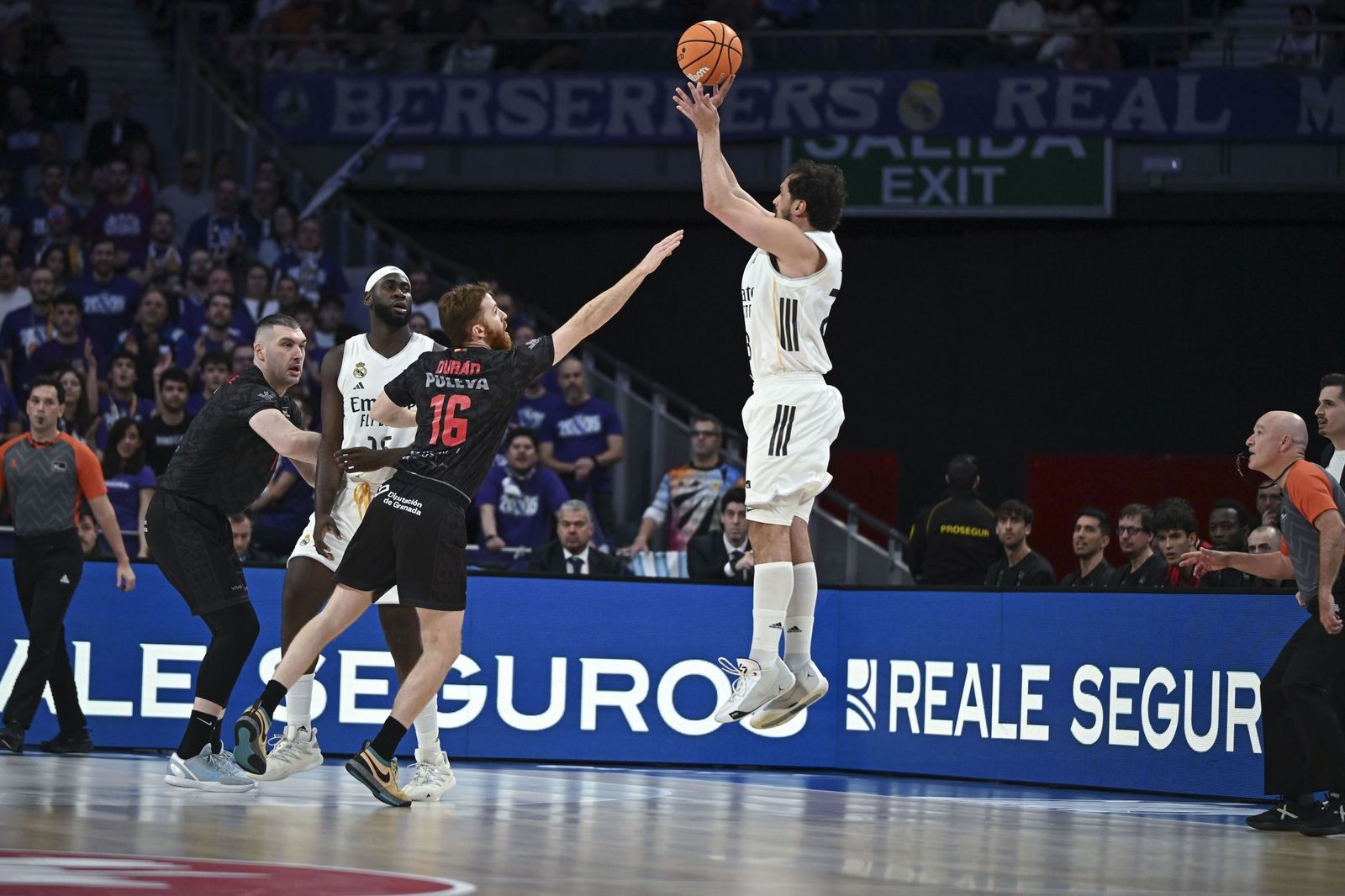 Durán y Burjanadze, en una acción defensiva del Covirán Granada ante el Real Madrid