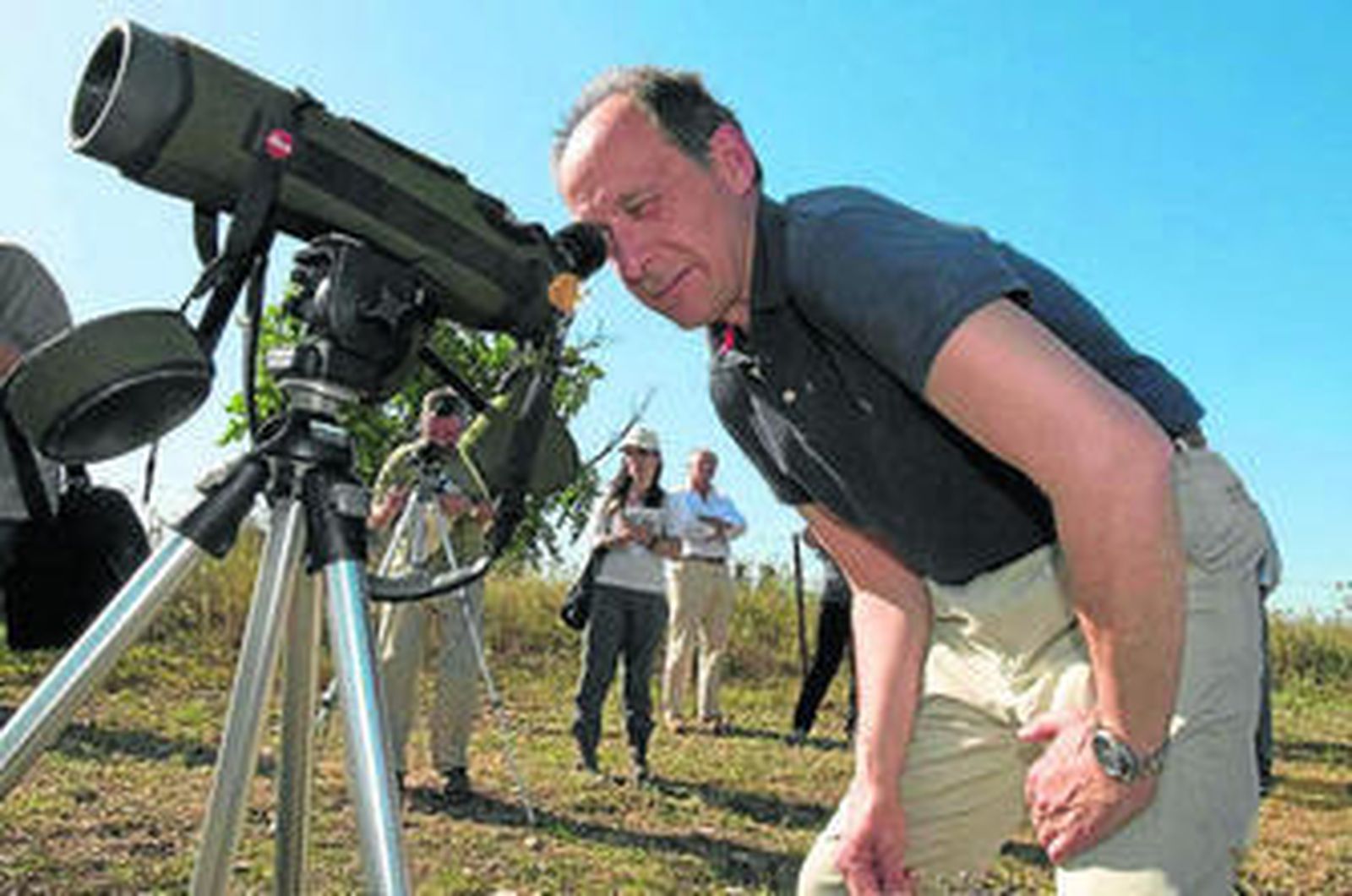 El exconsejero de Medio Ambiente, José Juan Díaz Trillo, observa aves a través de un telescopio aves.