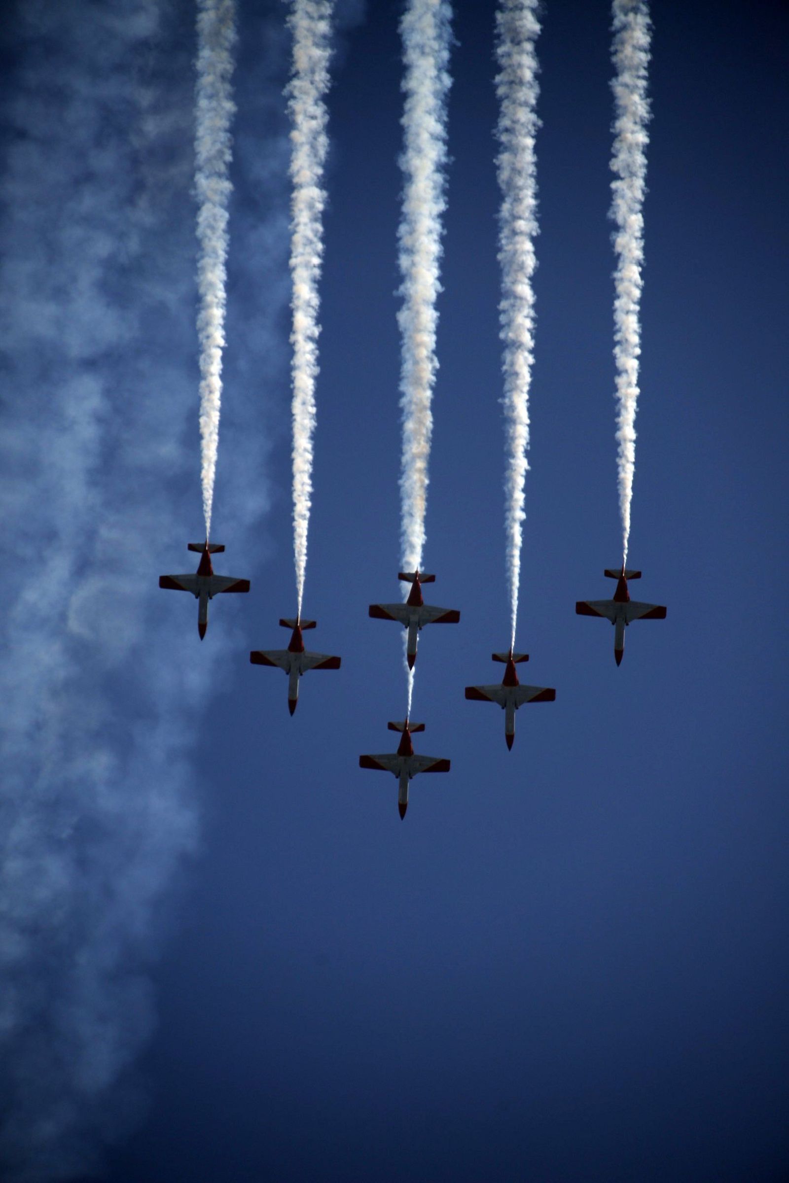 La Patrulla Águila del Ejército se exhibe en el cielo de Málaga.
