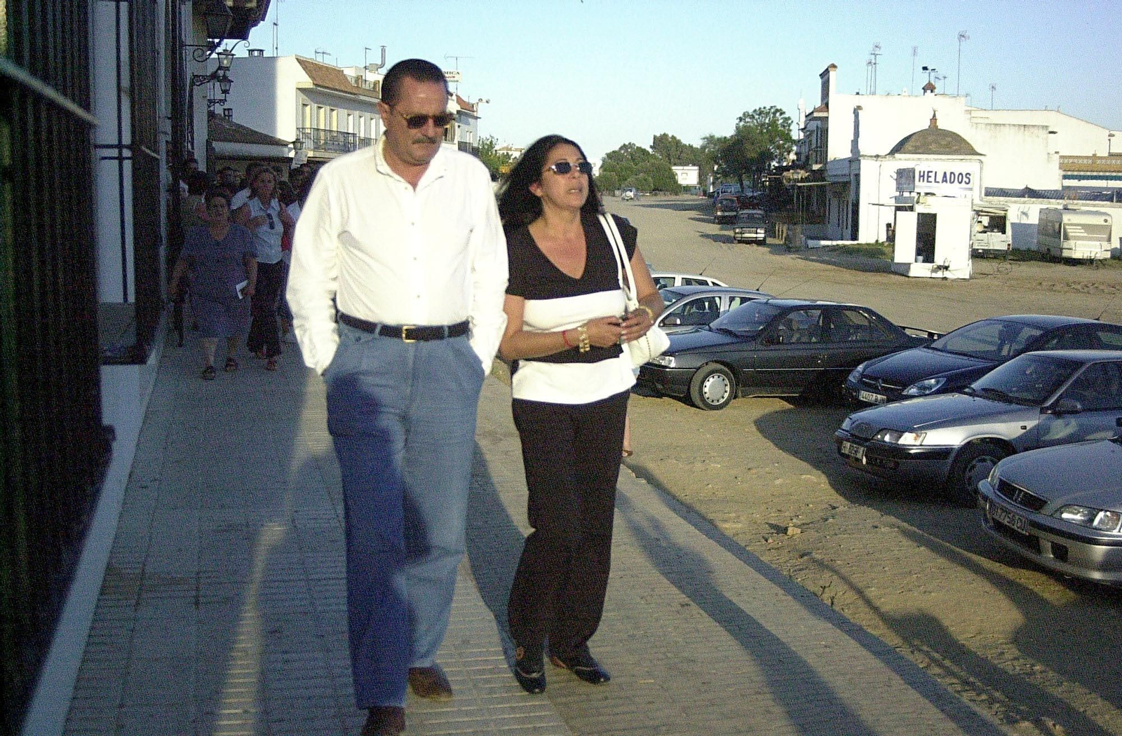 Isabel Pantoja y el exalcalde de Marbella, Julián Muñoz, en un lateral del Santuario en 2003.