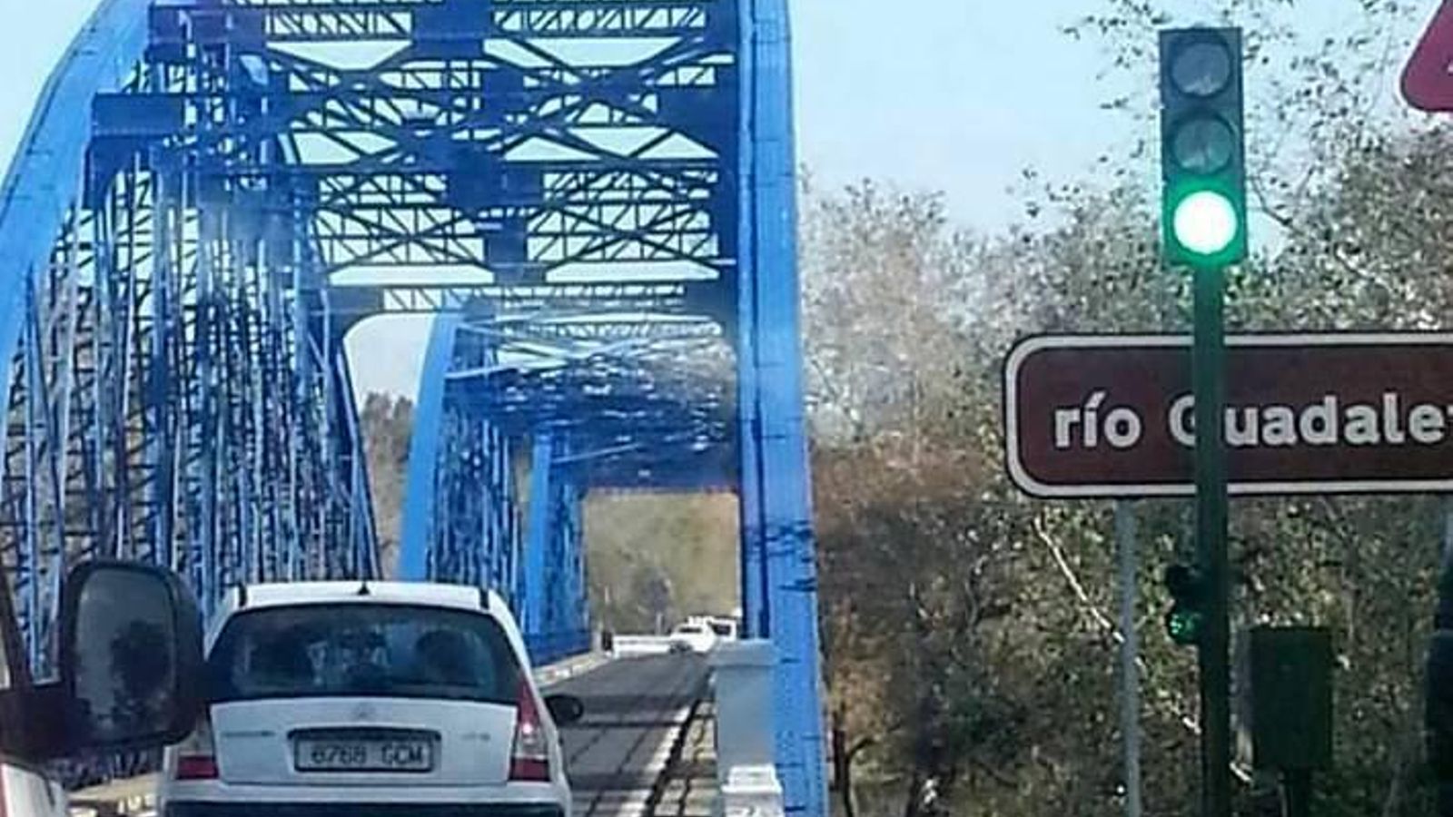 Imagen del puente de La Barca cuando colocaron el semáforo, a finales de 2015. Imagen del puente de La Barca cuando colocaron el semáforo, a finales de 2015.