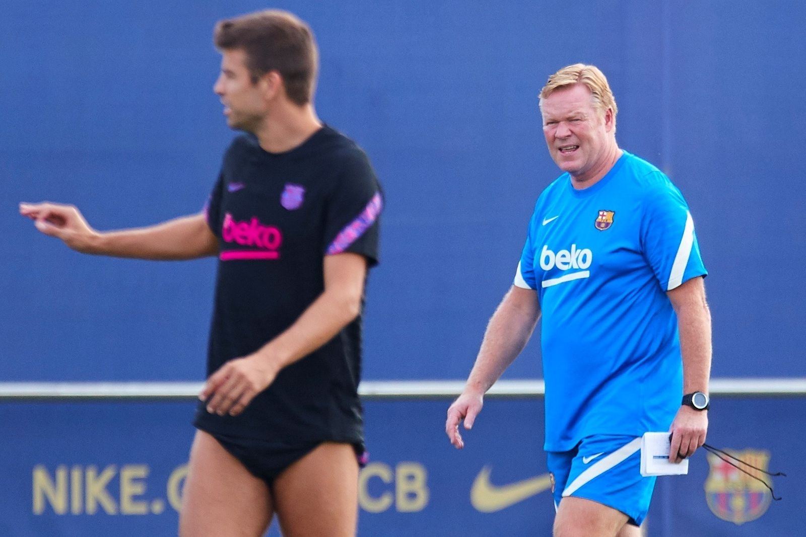 Koeman observa a Piqué en un momento del entrenamiento de ayer en la ciudad deportiva.