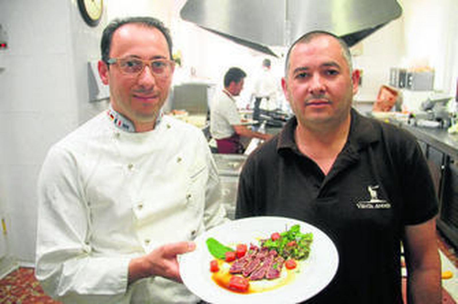 Humberto y José Enrique Ortega, con uno de los platos que se puede degustar estos días en la Venta Andrés, el Tataki de retinto con sandía.