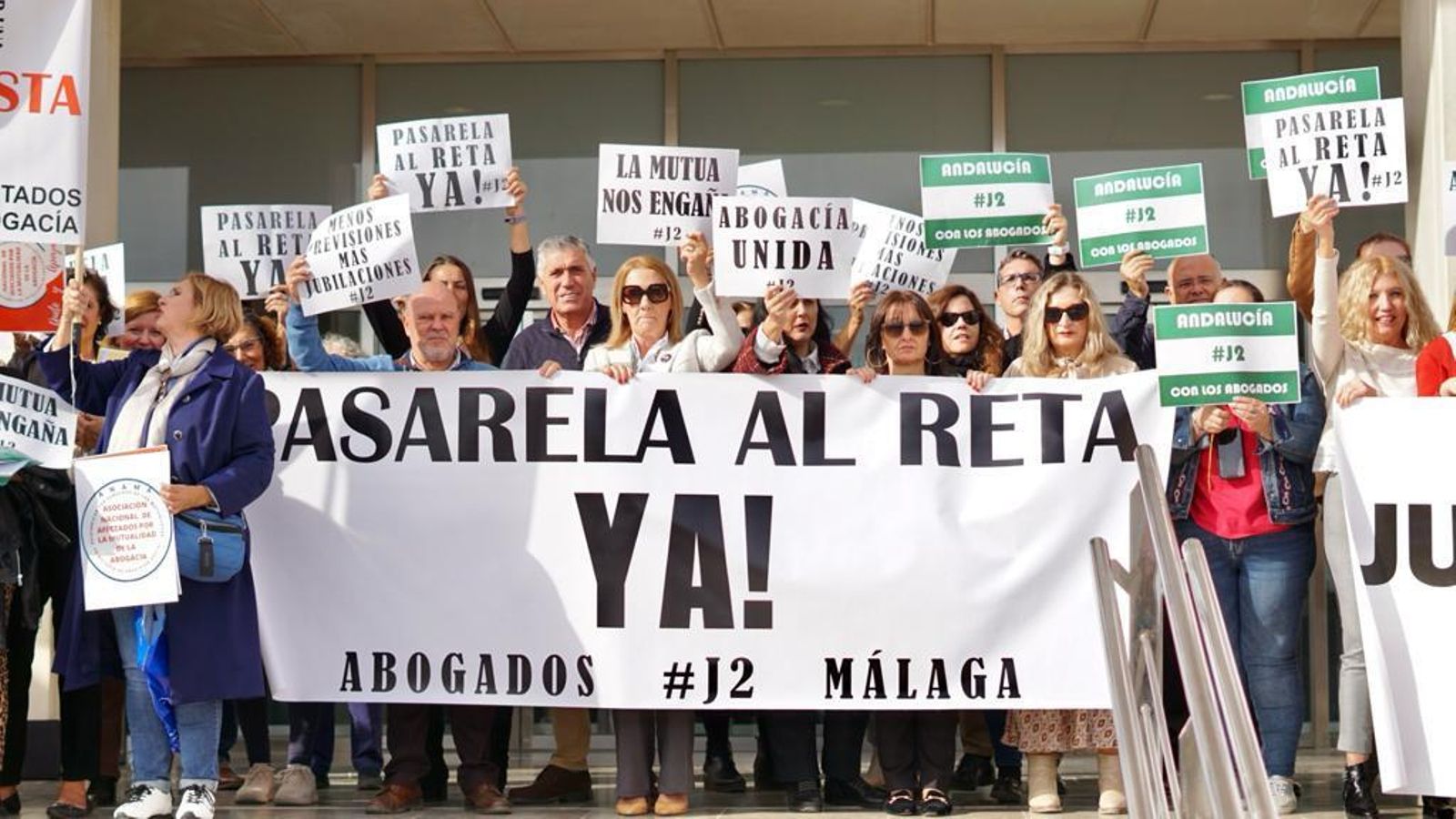 Manifestación de los abogados mutualistas, este jueves, en Málaga.