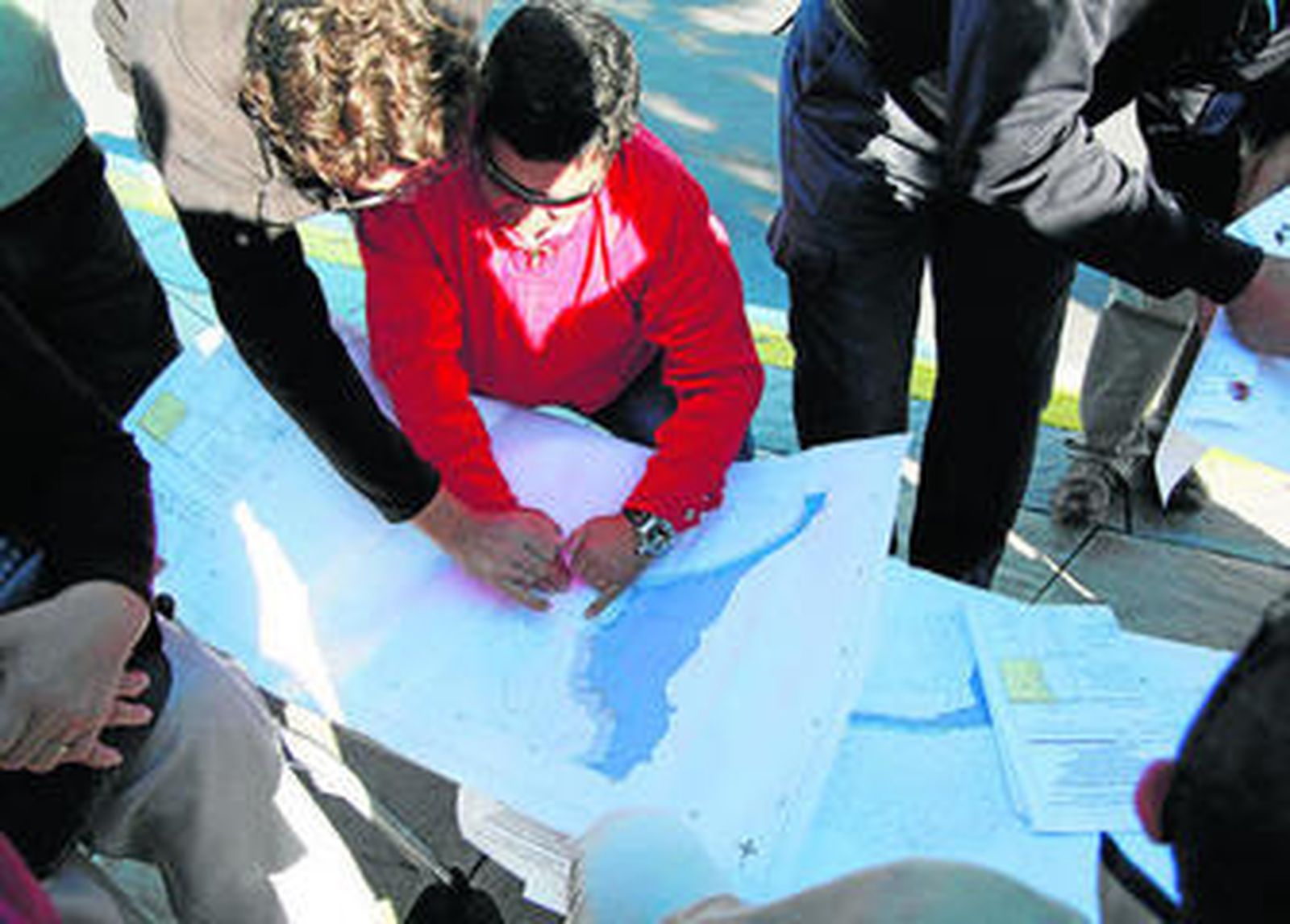 Los afectados comprueban sobre planos los límites del deslinde.