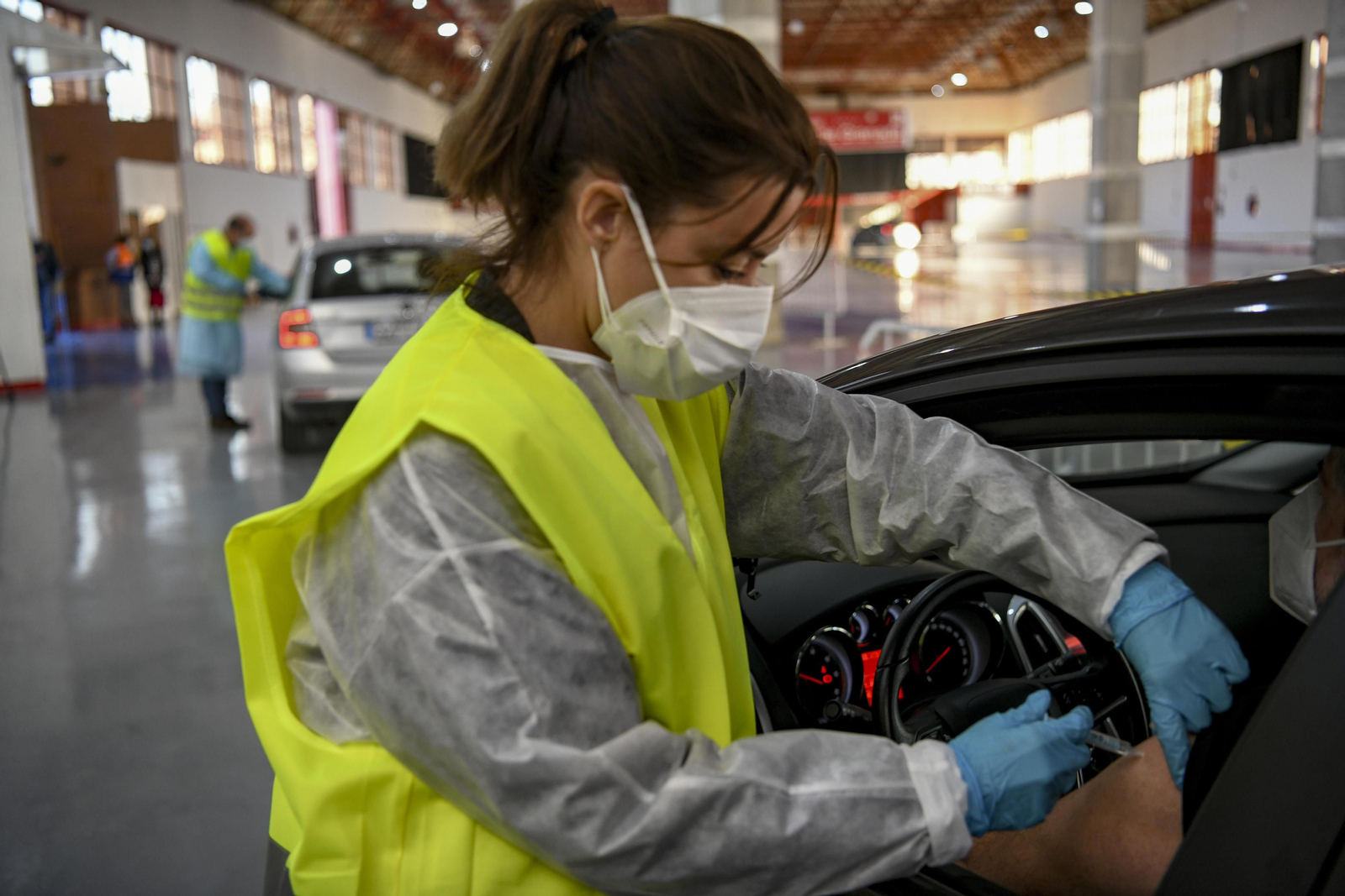 Fotos: así ha sido el inicio de la vacunación masiva del personal educativo de Granada