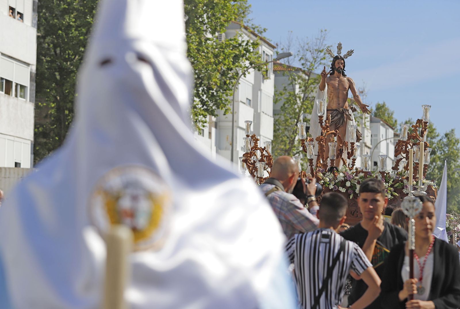 El Resucitado procesiona por el barrio de la Hispanidad de Huelva