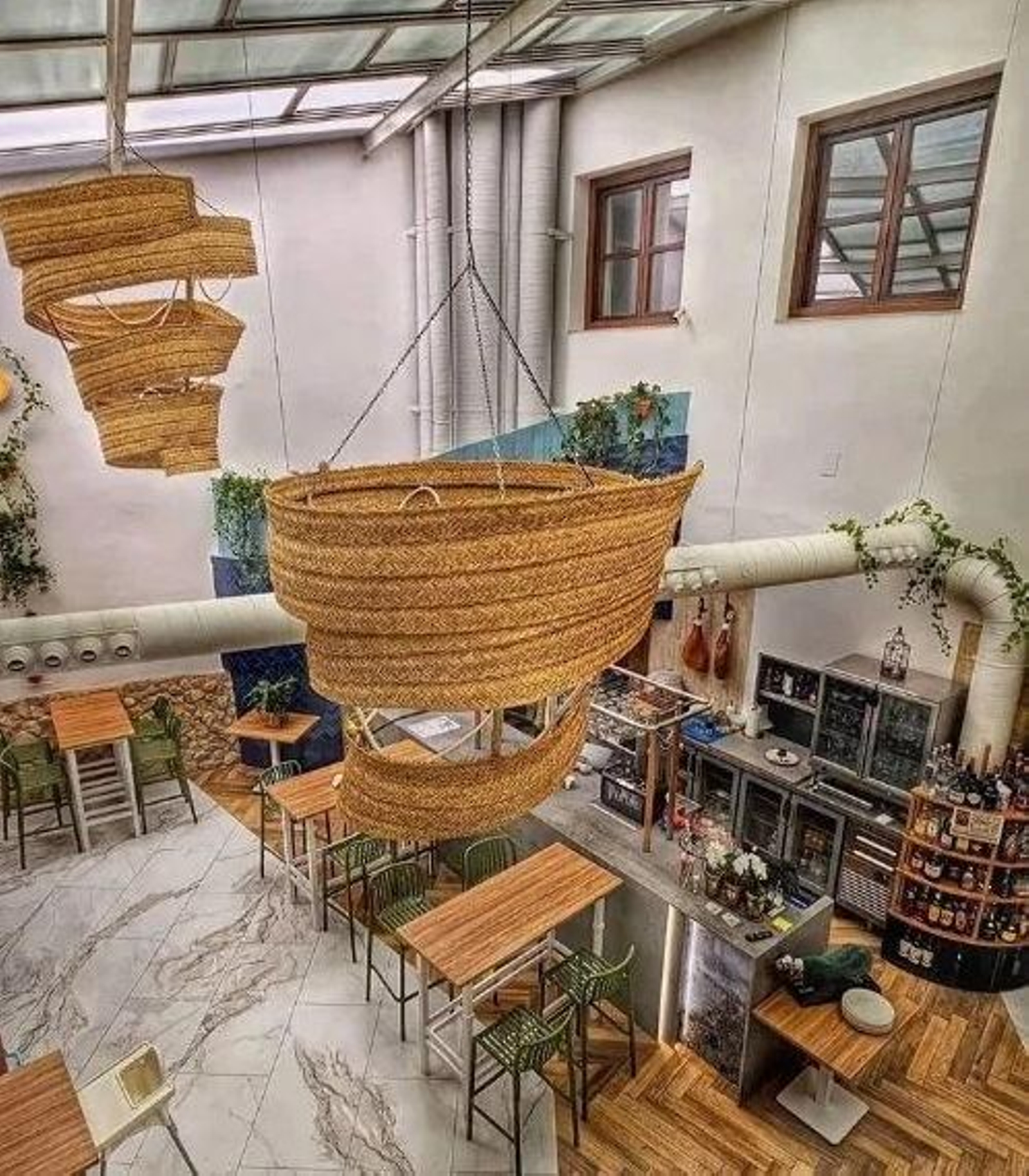 Uno de los tres ambientes del Asador Juancaballo en Úbeda.