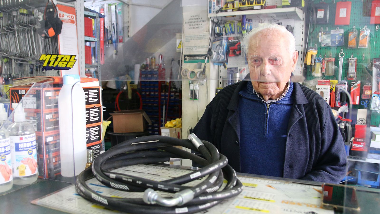 Sigue al pie del cañón, es su vida