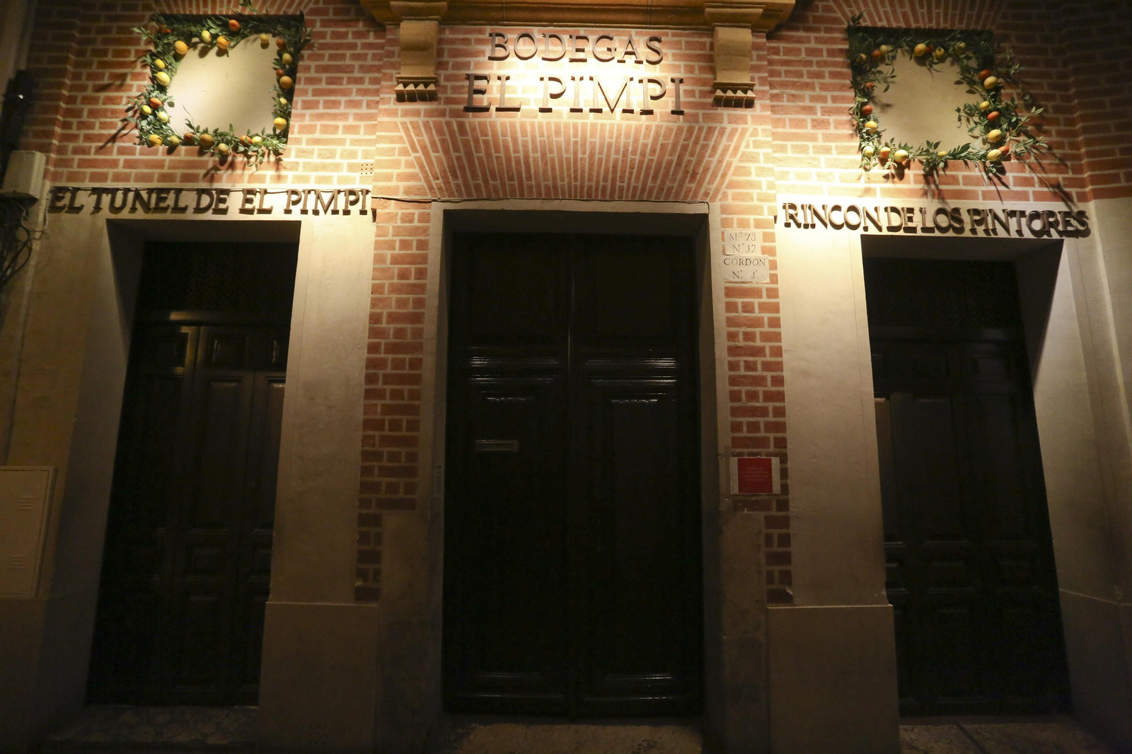 El coronavirus dibuja una noche desierta en el centro de Málaga, en fotos