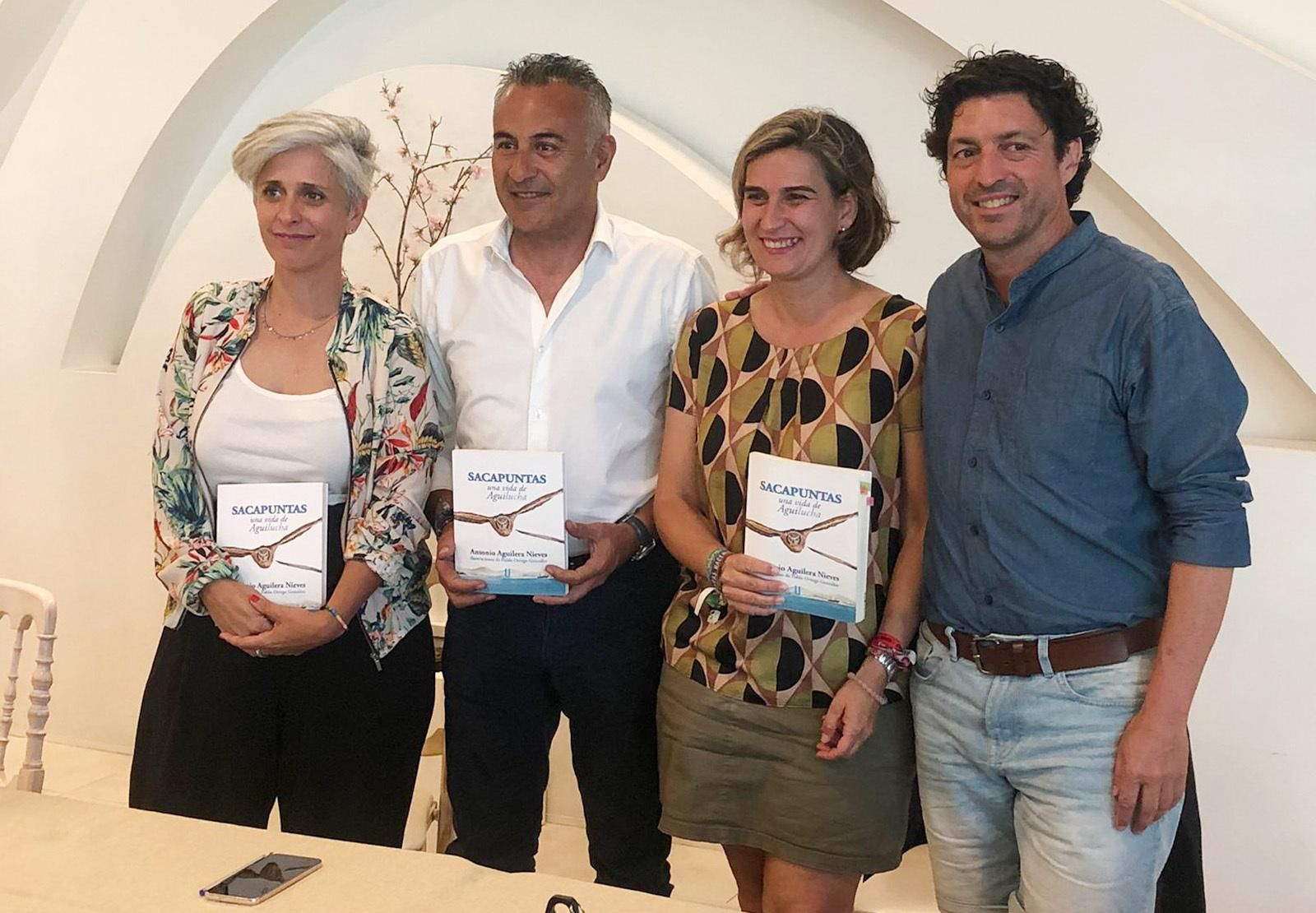 El isleño Antonio Aguilera (d), autor del libro, junto con el resto de autoridades que asistieron al acto