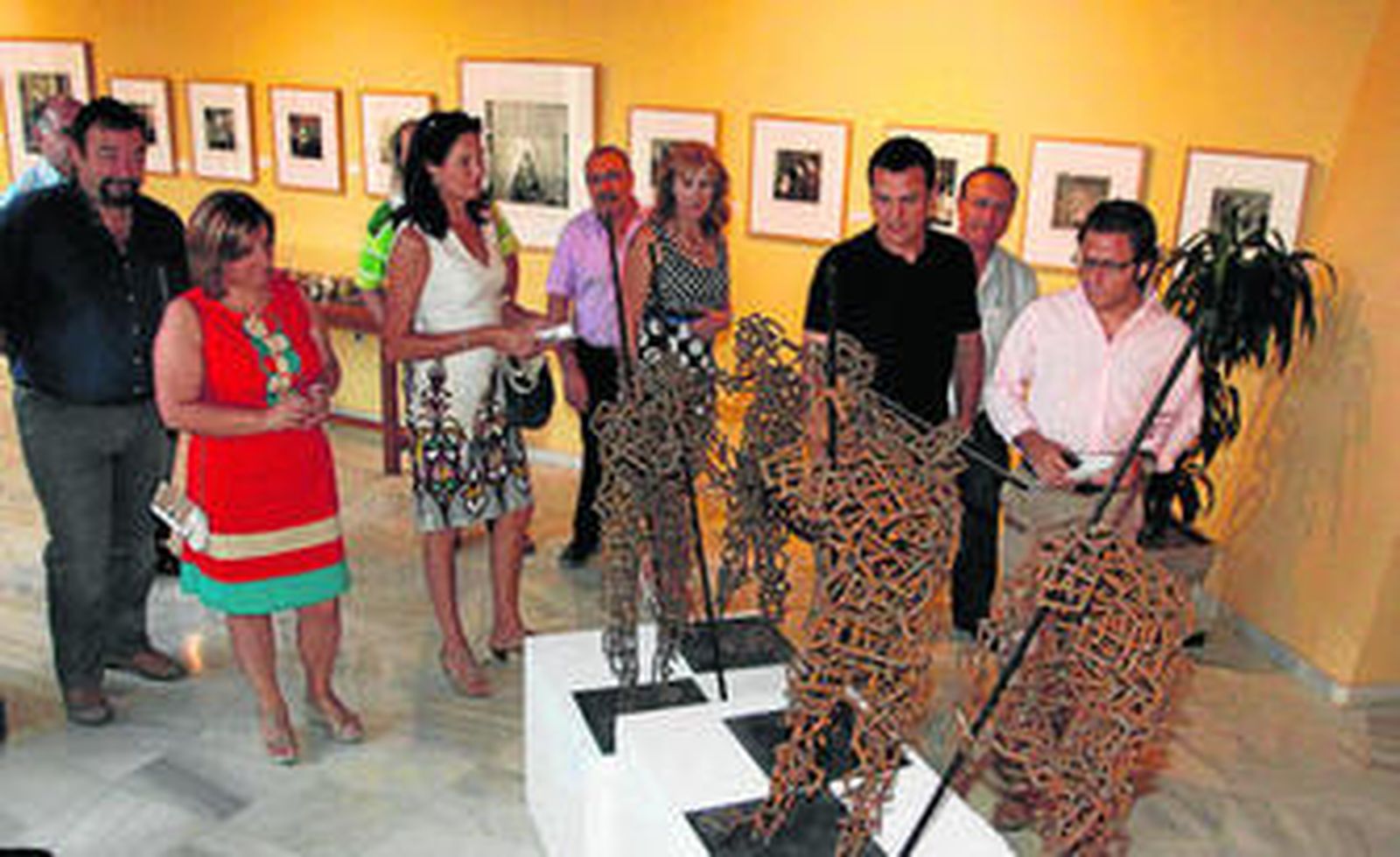 Ediles del Ayuntamiento de Roquetas de Mar contemplan la exposición en el Castillo de Santa Ana.