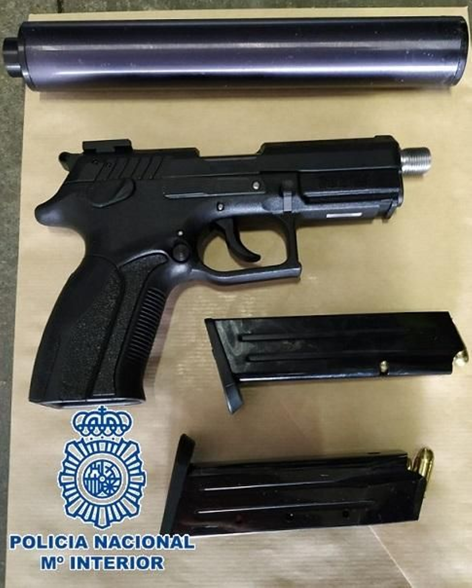 El arma intervenida al presunto autor de los disparos.