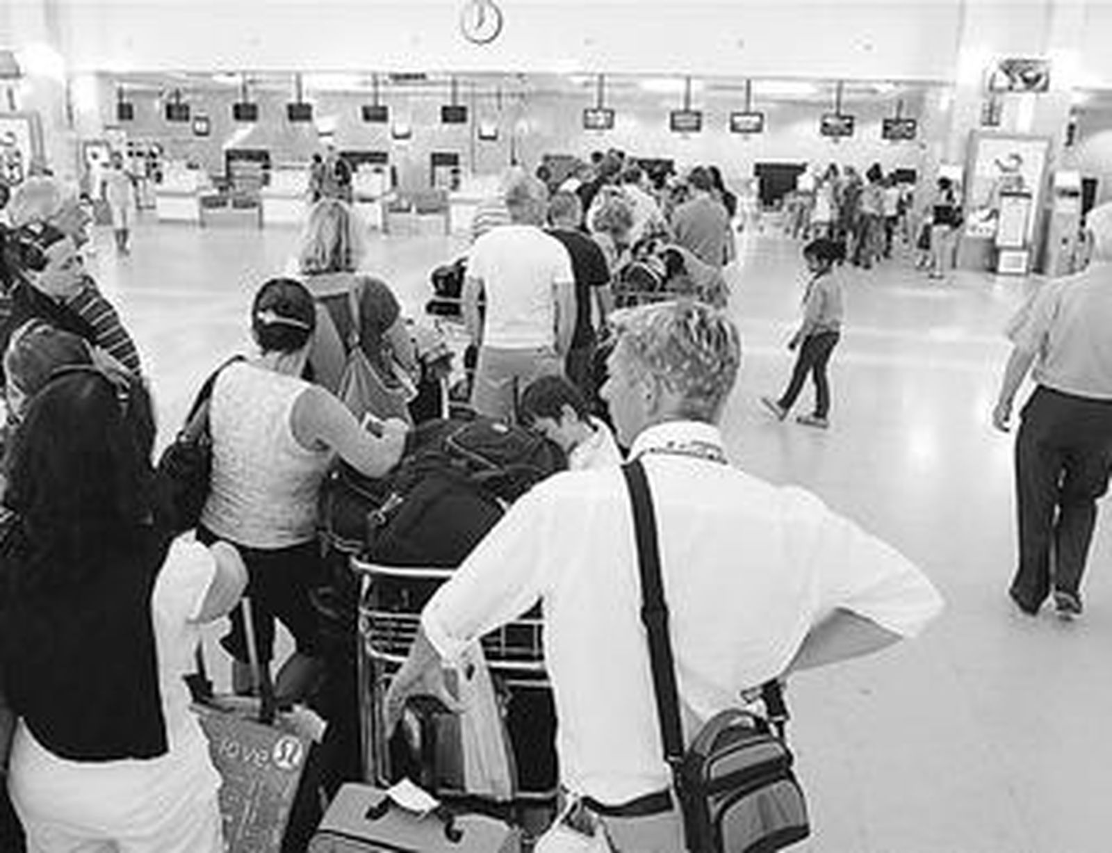 Un grupo de pasajeros espera su embarque en Jerez.