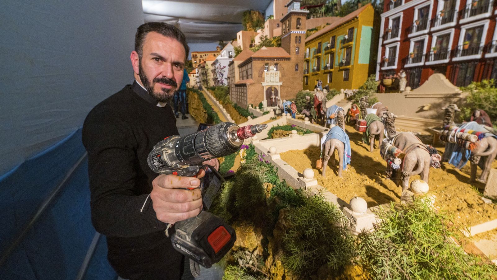 El párroco, con las herramientas que ha empleado en montar el belén.