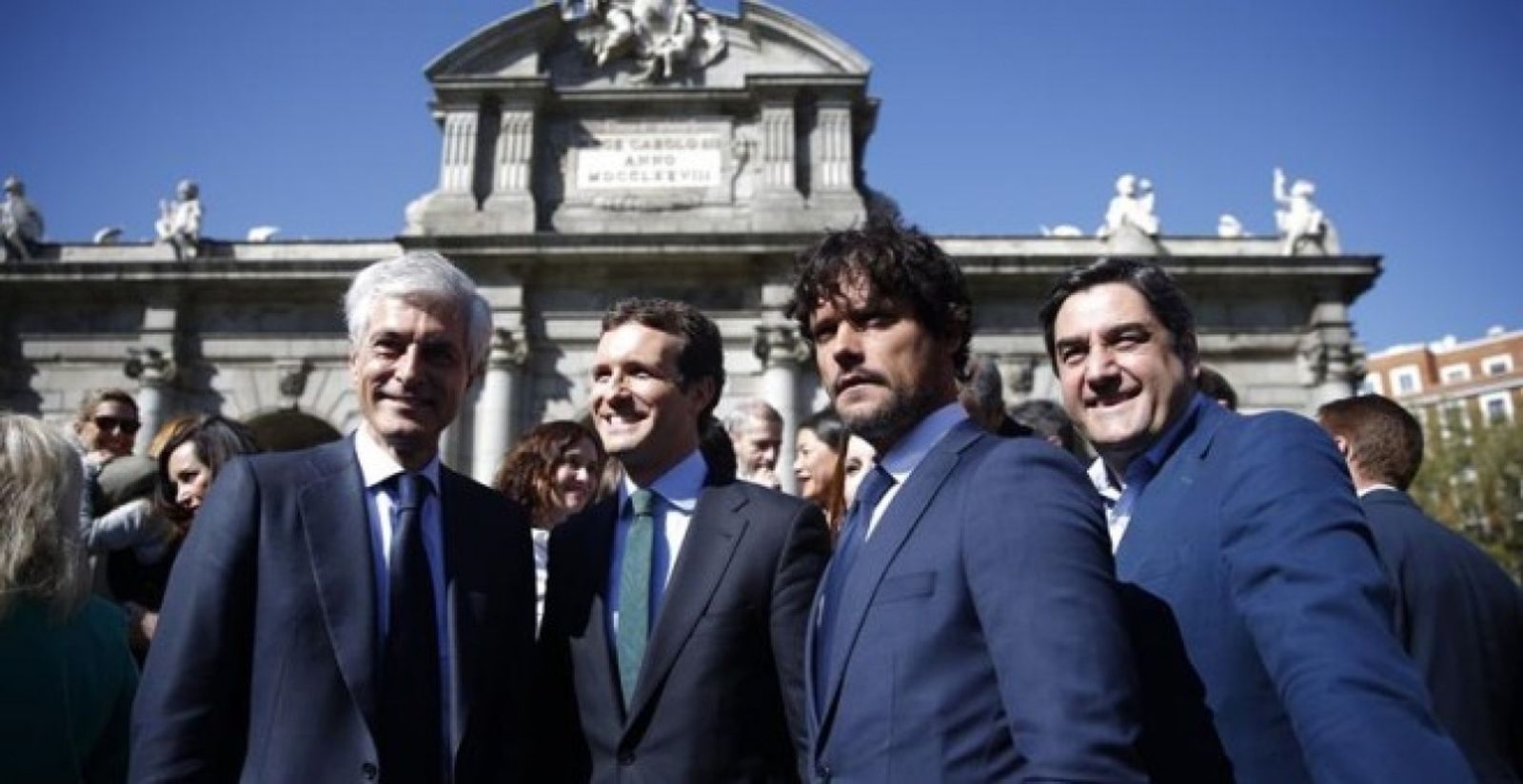 Miguel Abellán, con Pablo Casado y Adolfo Suárez Illana en la puerta de Alcalá en la presentación de la candidatura del PP por Madrid.