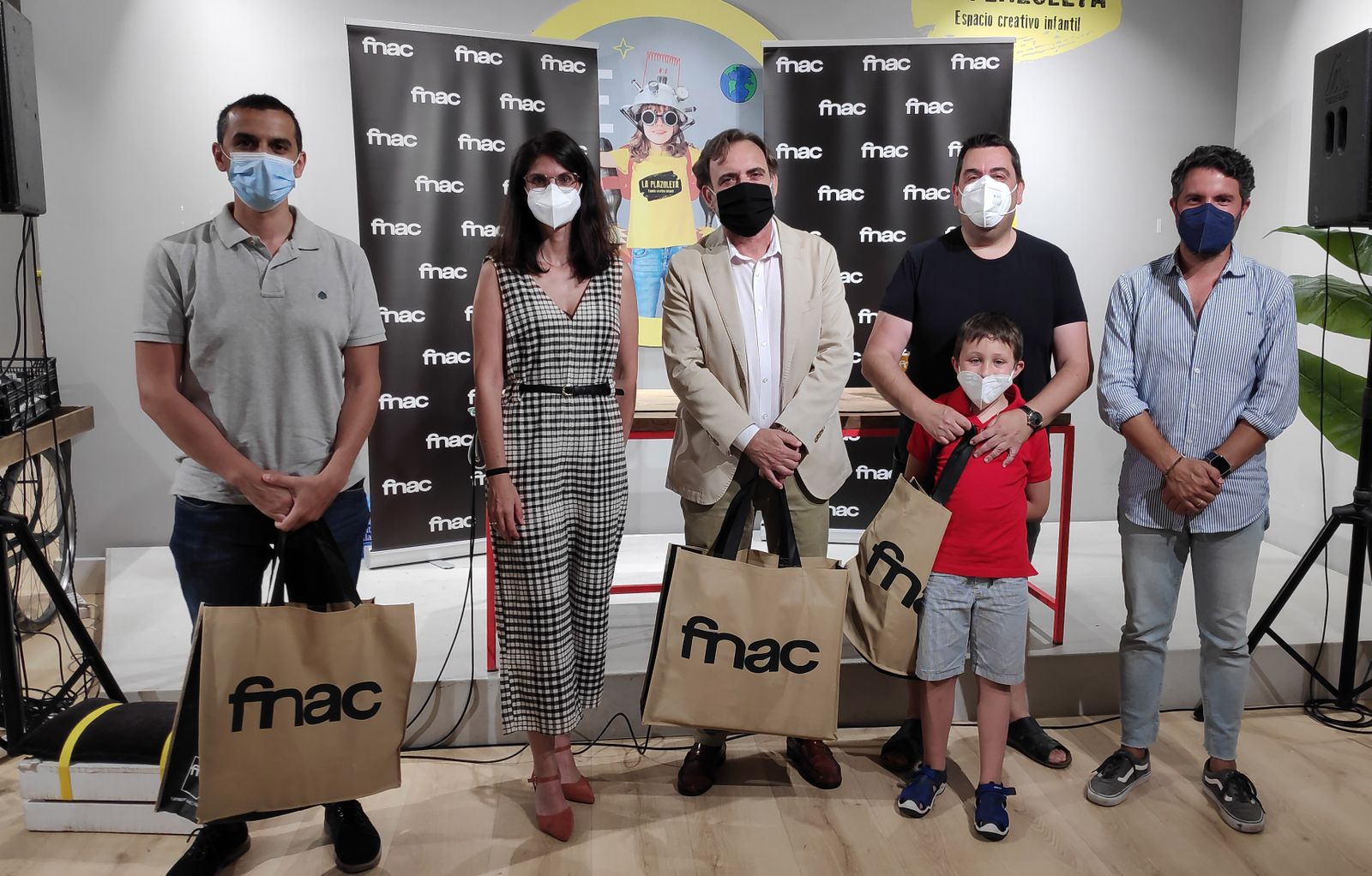 Entregados los premios del Concurso de Fotografía Cofrade Ruesga Bono de Diario de Sevilla y Fnac