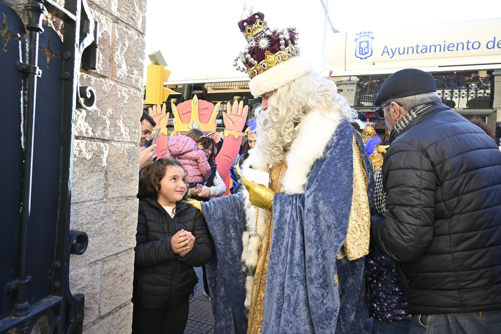 Visita de los Reyes Magos a los ancianos de los asilos de Huelva, en imágenes