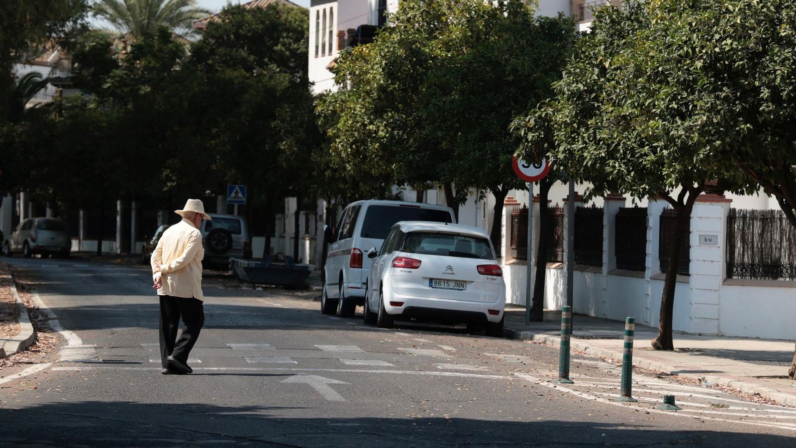 Un hombre cruza una calle en Heliópolis el primer día de partido del Betis lejos del Villamarín