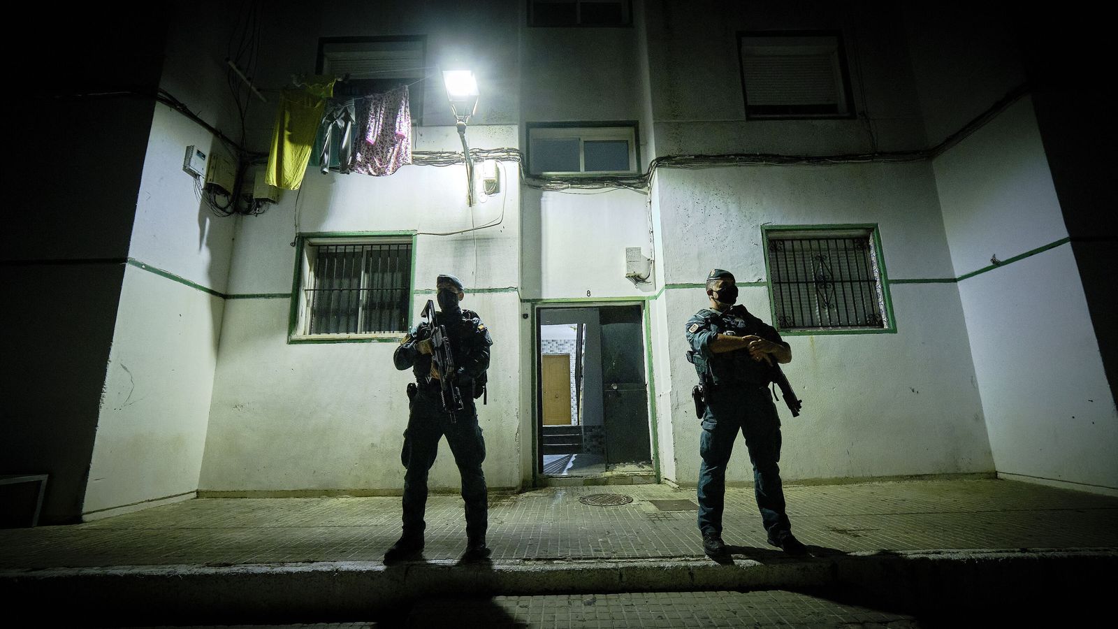 Agentes de la Guardia Civil durante unos registros en Barbate.