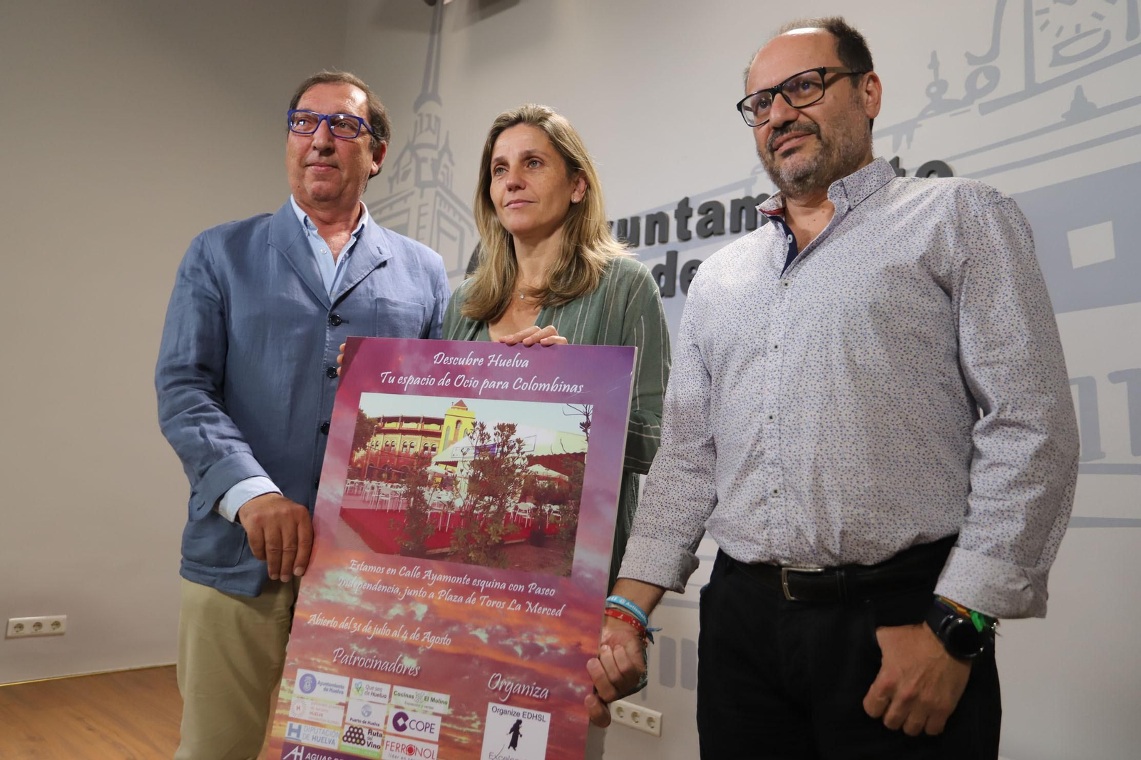 Tomás de Soto, María Villadeamigo y José Luis Arizmendi con el cartel.