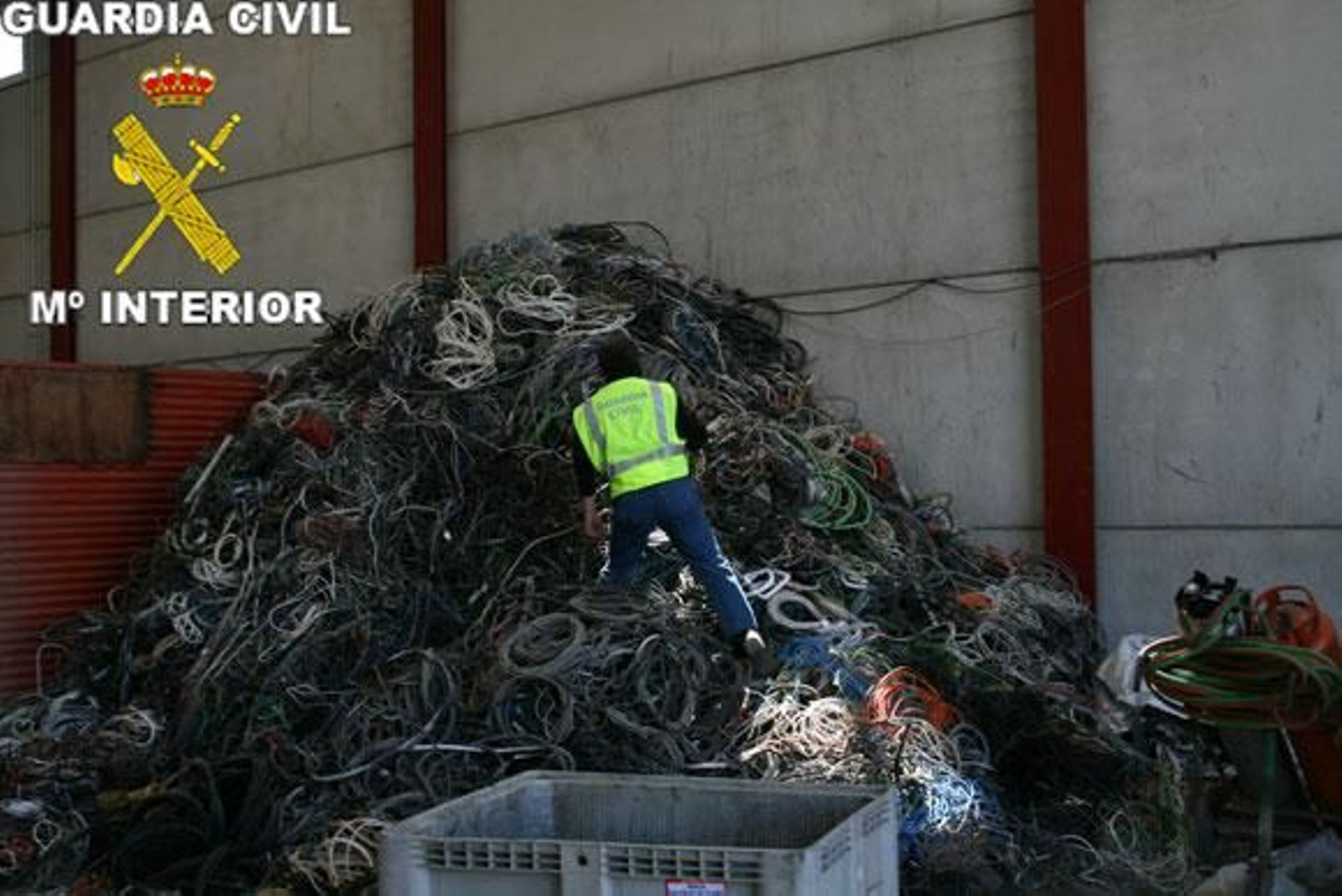 Detienen a 12 personas e inmovilizan 120.000 kilos de cobre en Cádiz Detienen a 12 personas e inmovilizan 120.000 kilos de cobre en Cádiz