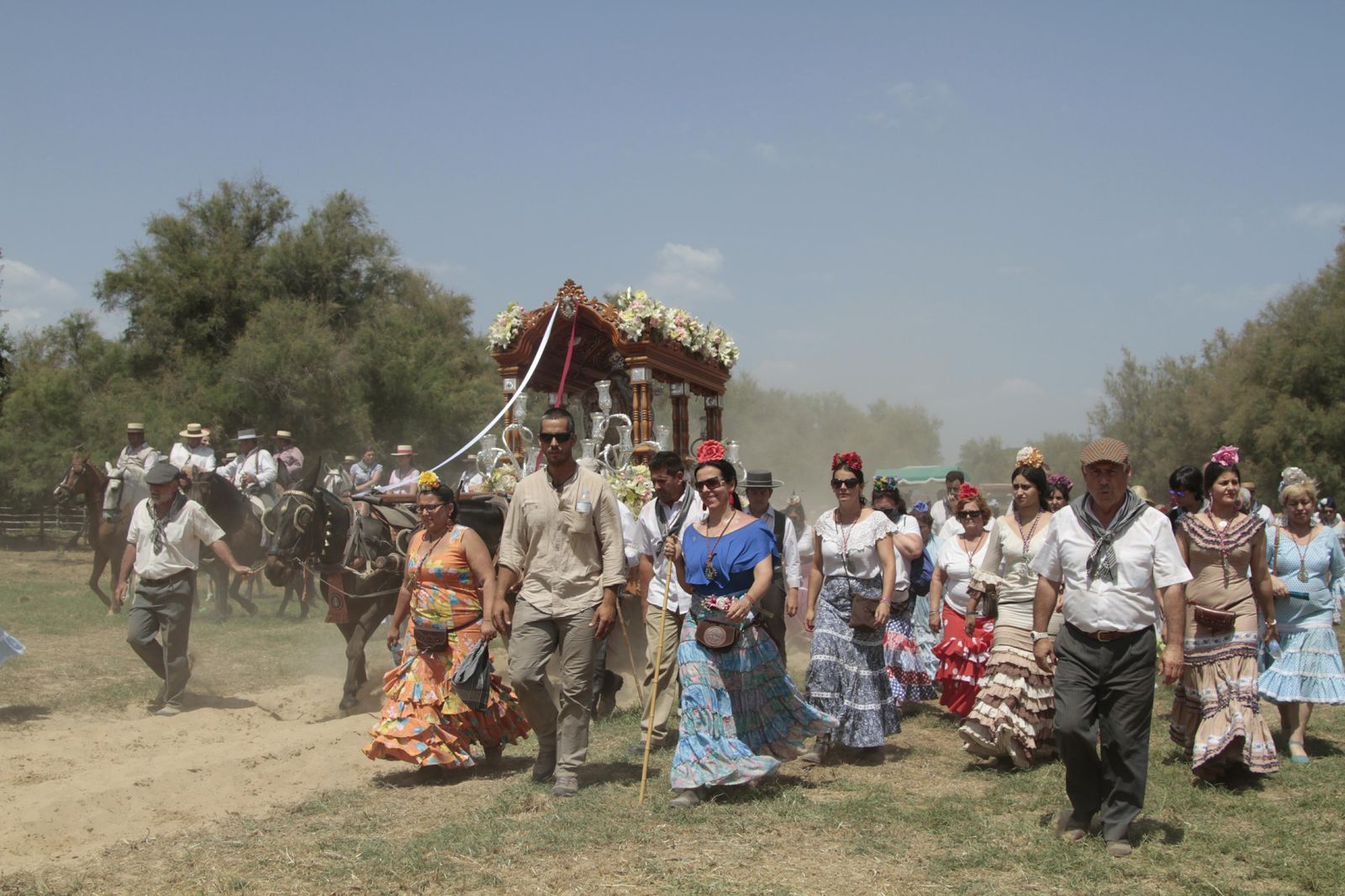 Las hermandades cruzando el puente del Ajolí, en imágenes