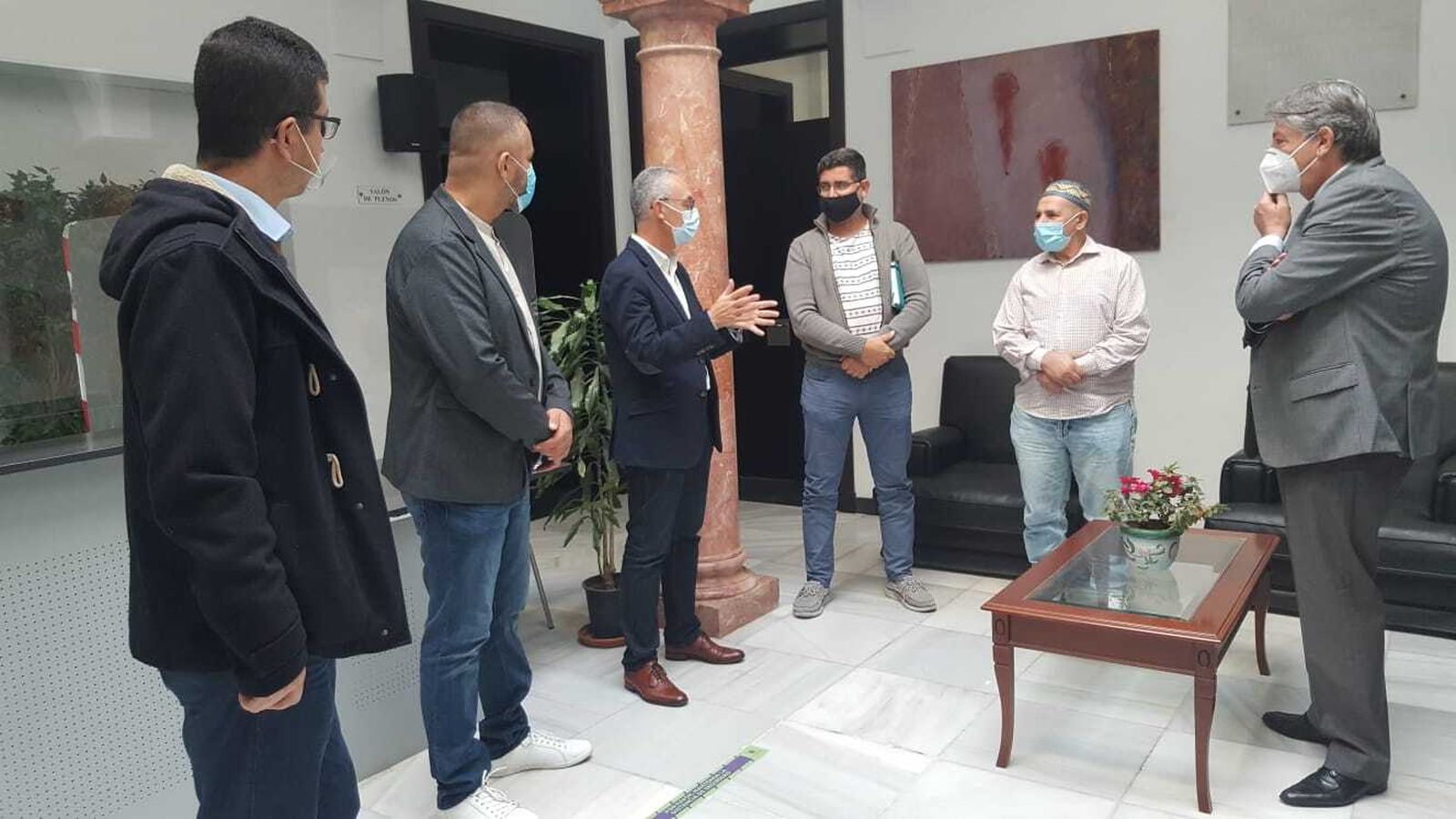 Representantes de la comunidad islámica de la comarca, con Juan Lozano.