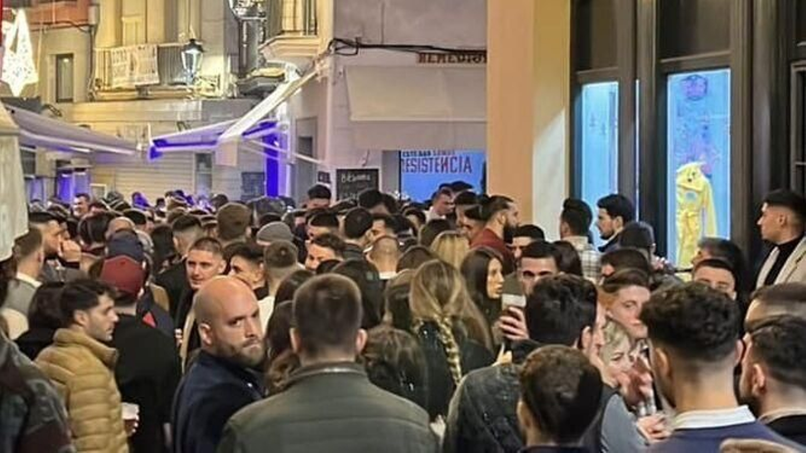 Aglomeración en una zona de concentración de bares de la calle Algarve esquina con Remedios durante la última Navidad.