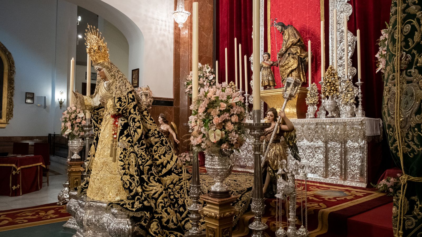 La Esperanza de Triana en su besamanos, en imágenes